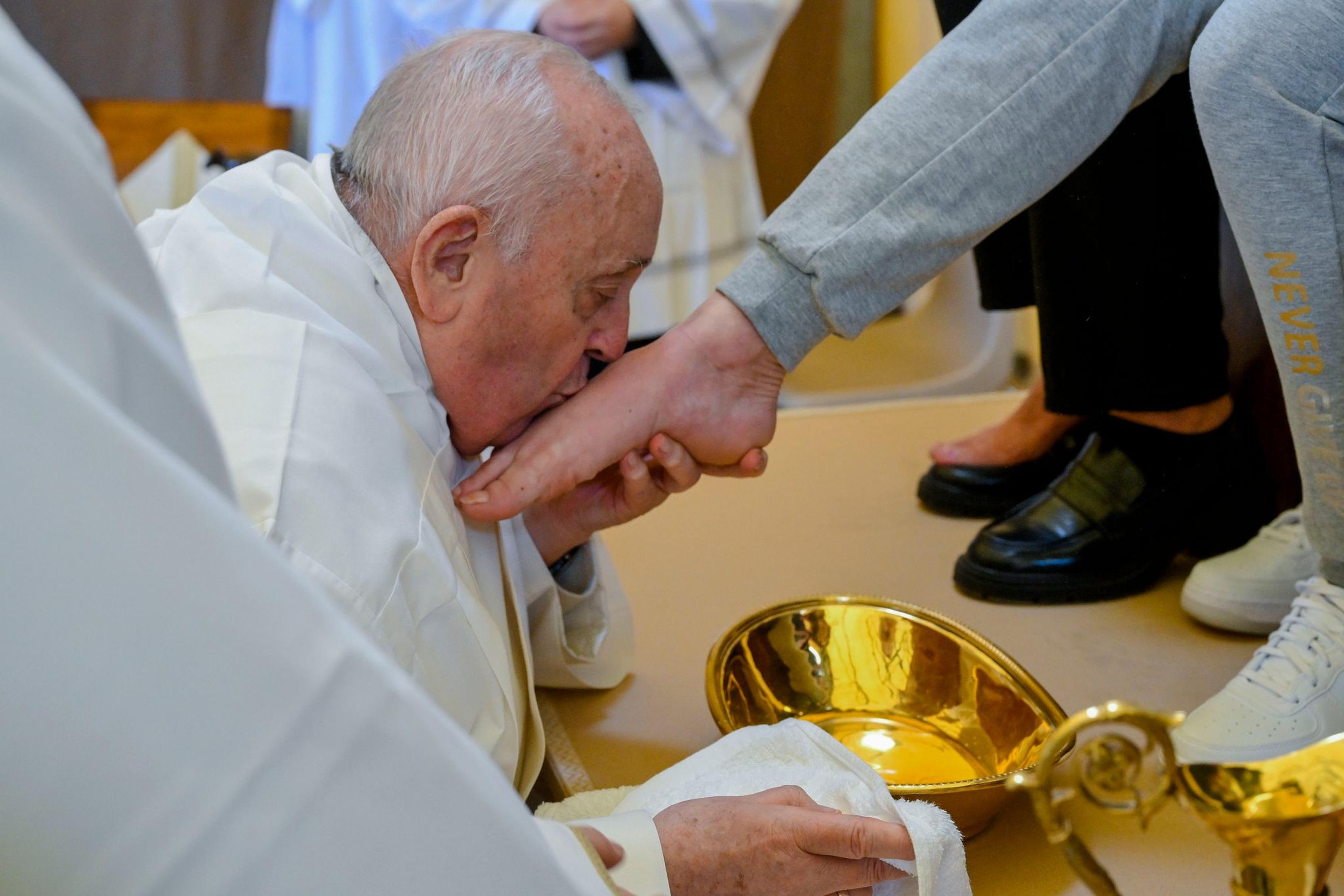 Papst Franziskus küsst den Fuß von einer weiblichen Insassin des Rebibbia-Gefängnisses.