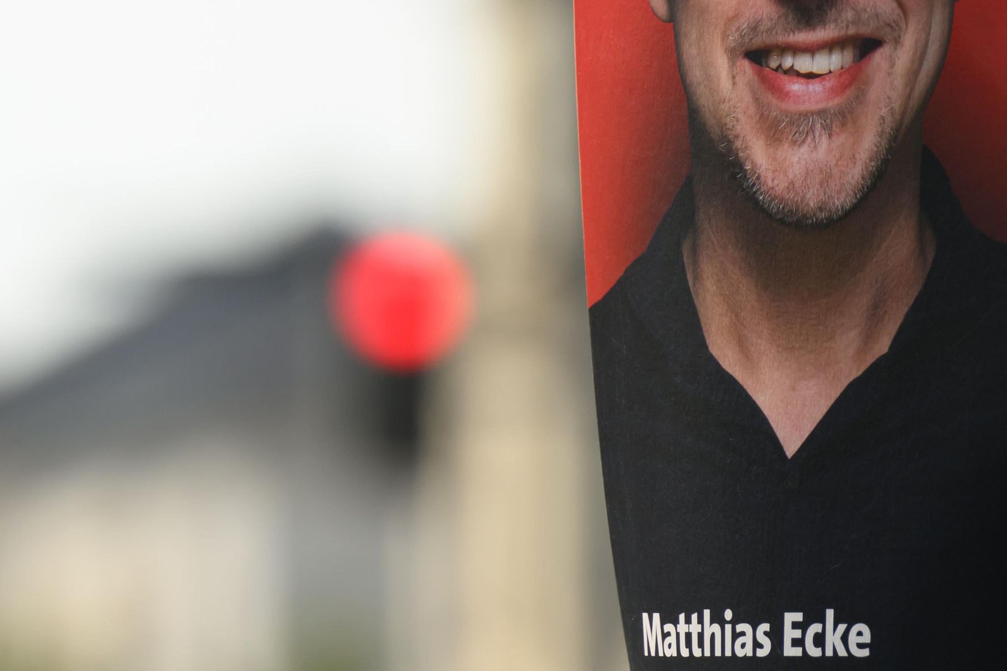 Ein Wahlplakat des sächsischen SPD-Spitzenkandidaten zur Europawahl, Matthias Ecke hängt an der Schandauer Straße im Stadtteil Striesen an einem Laternenmast.