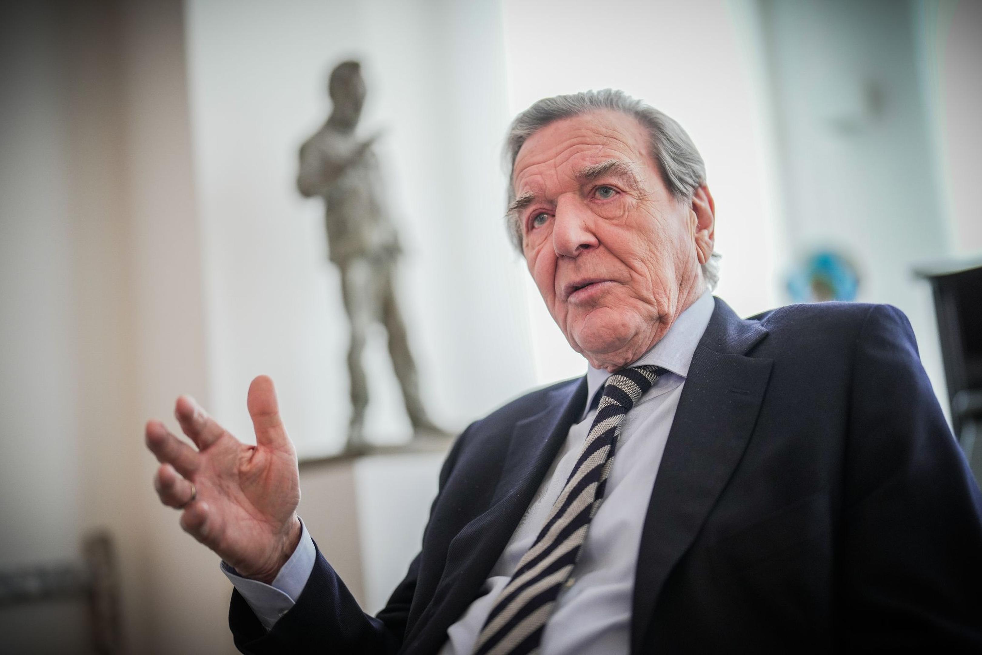 Er werde so lange Sozialdemokrat bleiben, wie man ihn lasse, so Gerhard Schröder.