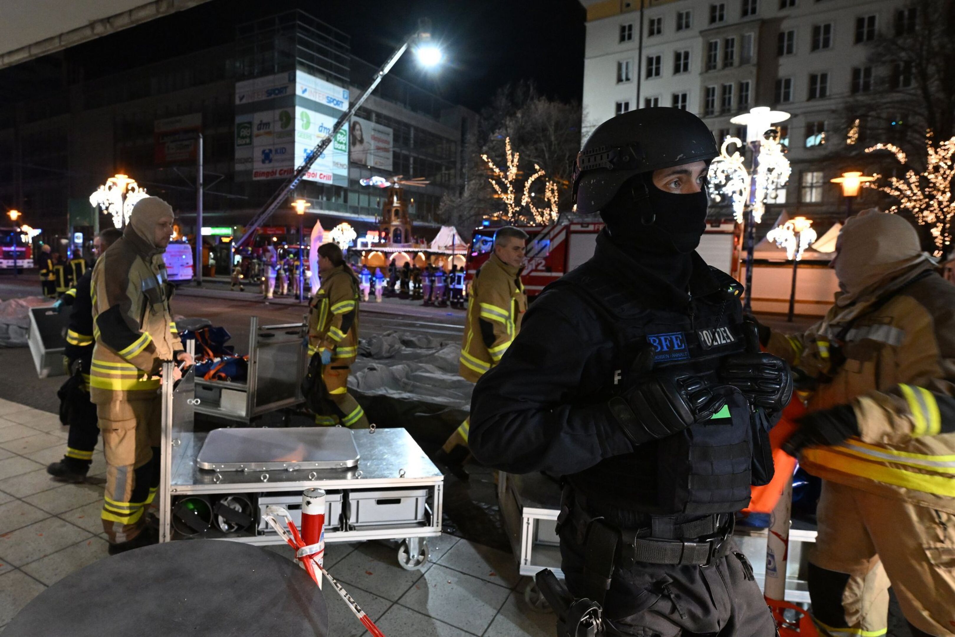 Dutzende Einsatzkräfte kümmerten sich um die vielen Verletzten und sicherten Spuren.