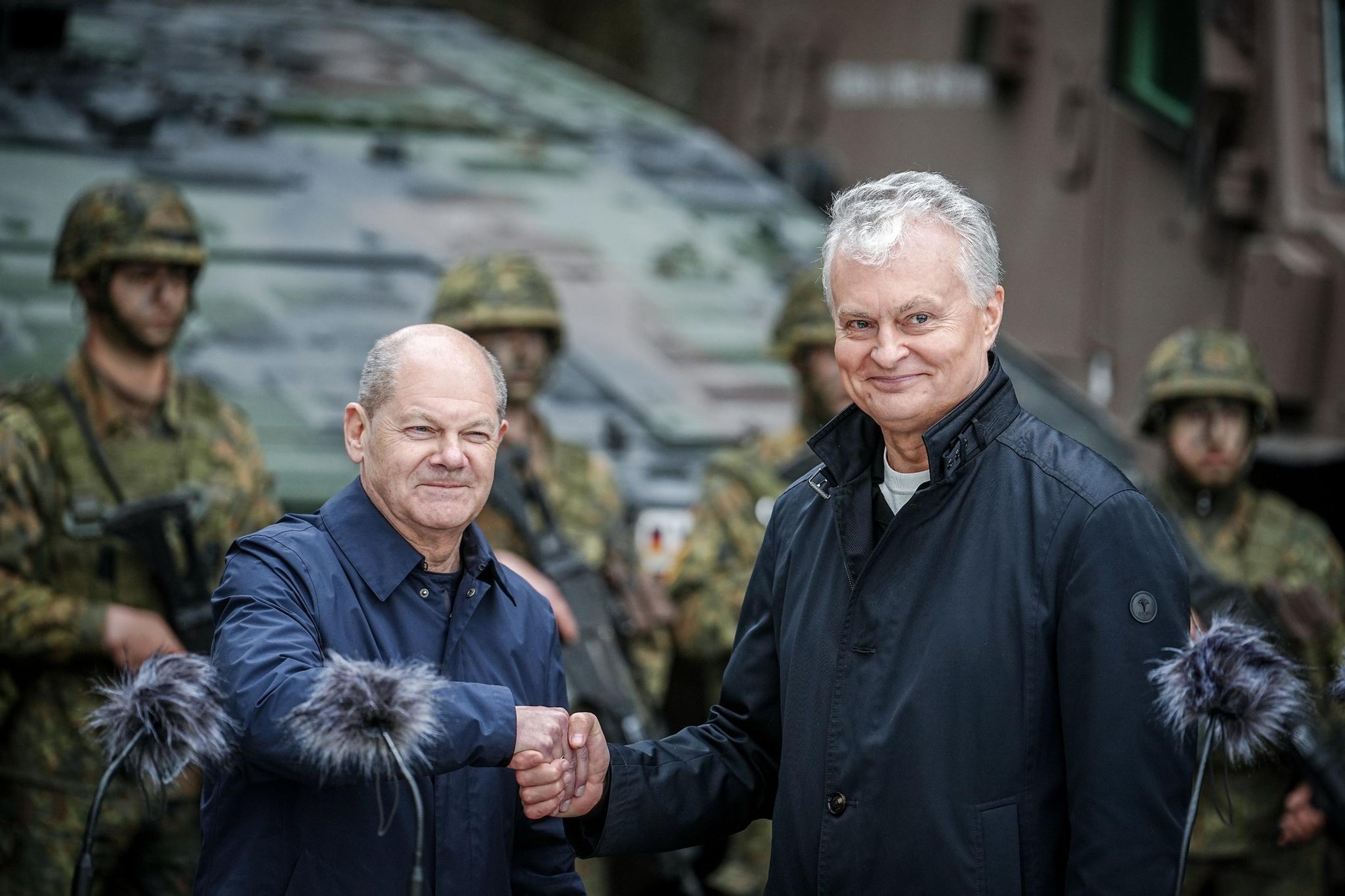 Bundeskanzler Olaf Scholz (l, SPD) und der litauische Staatspräsident Gitanas Naueda bei einem Besuch der Nato-Übung Quadriga 24.  „Deutschland steht unverrückbar an der Seite der baltischen Staaten“, sagt der Kanzler.