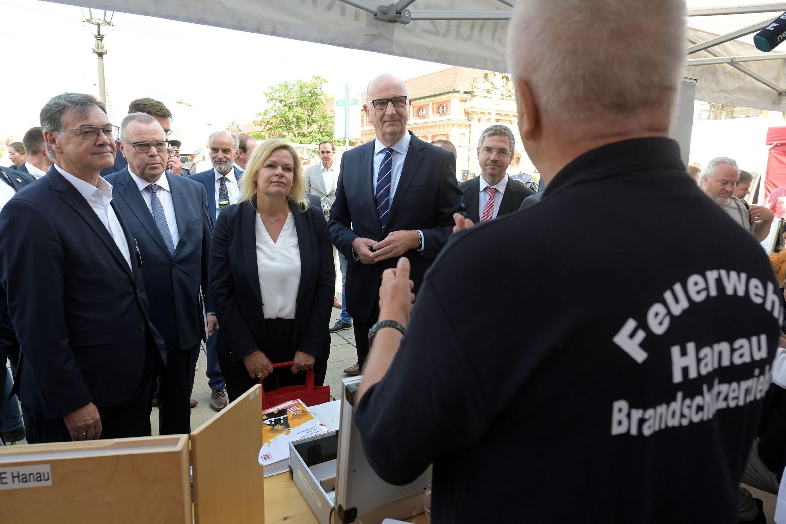 Bundesinnenministerin Nancy Faeser (l.) informiert sich am Stand der Feuerwehr Hanau während ihres Besuchs beim „Tag des Bevölkerungsschutzes“ in Potsdam.