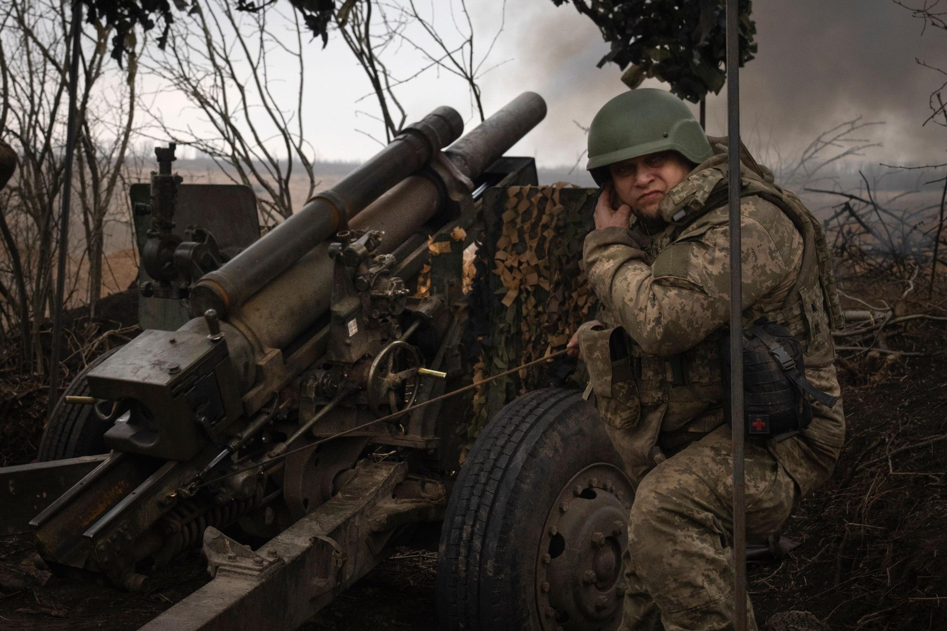 Ukrainische Soldaten der 71. Jägerbrigade feuern eine Haubitze M101 auf russische Stellungen an der Frontlinie ab.