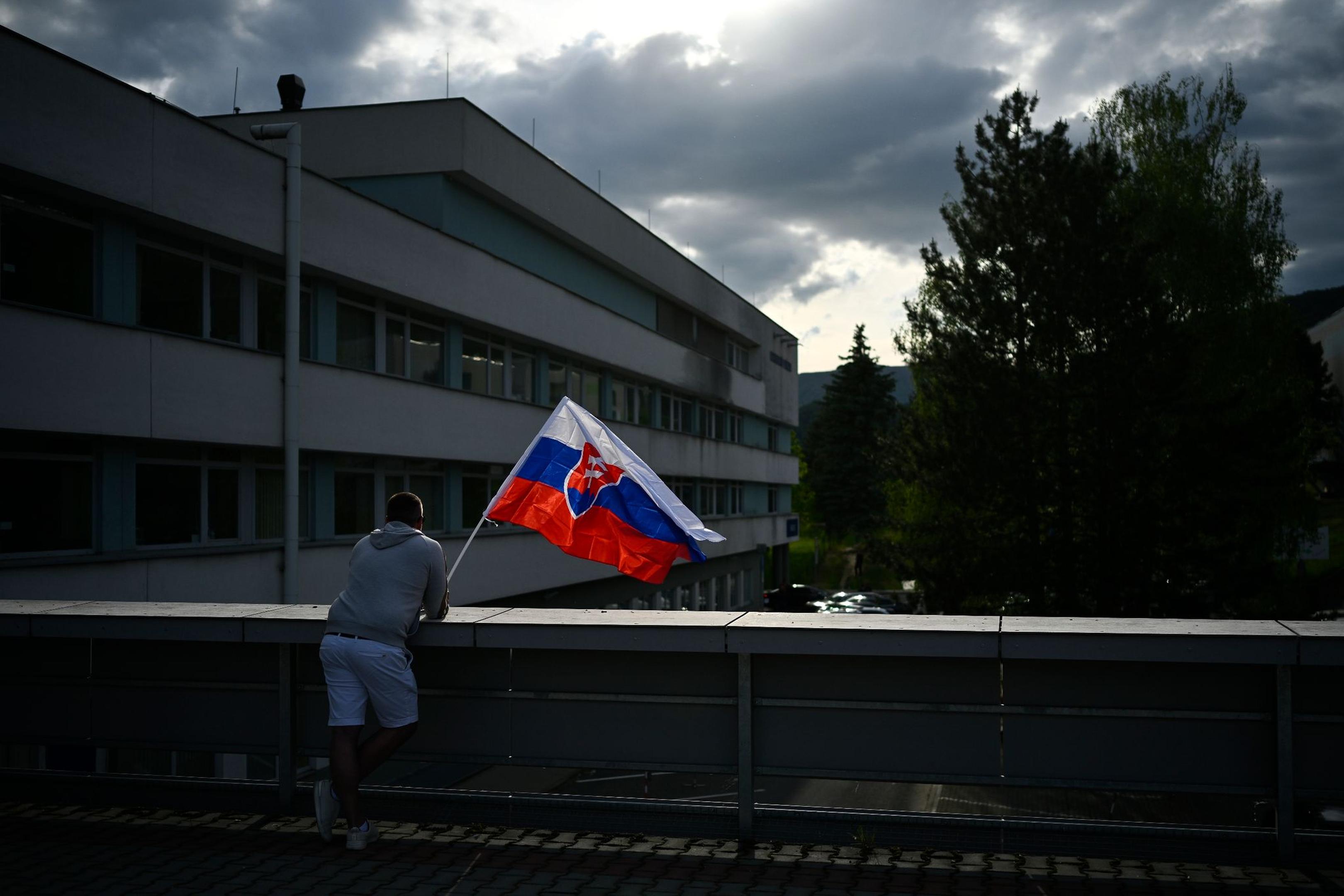 Das Attentat auf den slowakischen Ministerpräsidenten Robert Fico hatte nach Einschätzung der Regierung ein „politisches Motiv“.