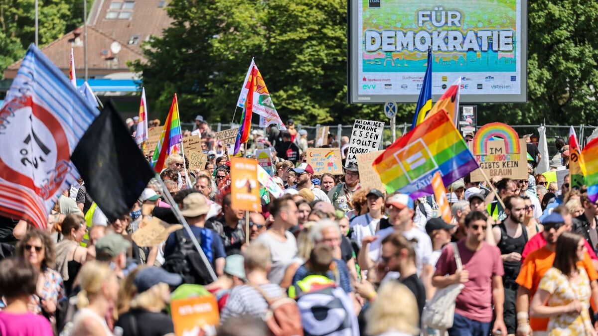 Blockaden und bunte Demo: Essen protestiert gegen die AfD | Aachener ...