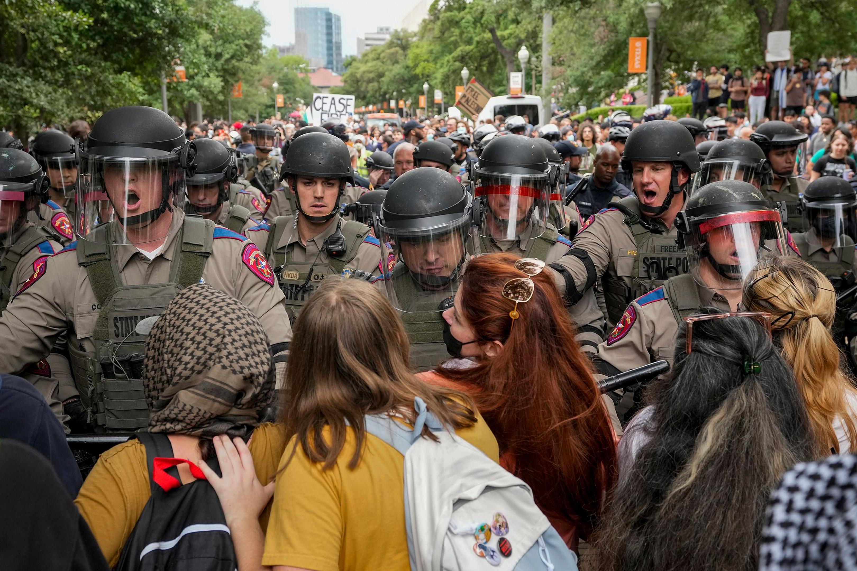 Texas State Troopers versuchen einen pro-palästinensischen Protest an der University of Texas aufzulösen.