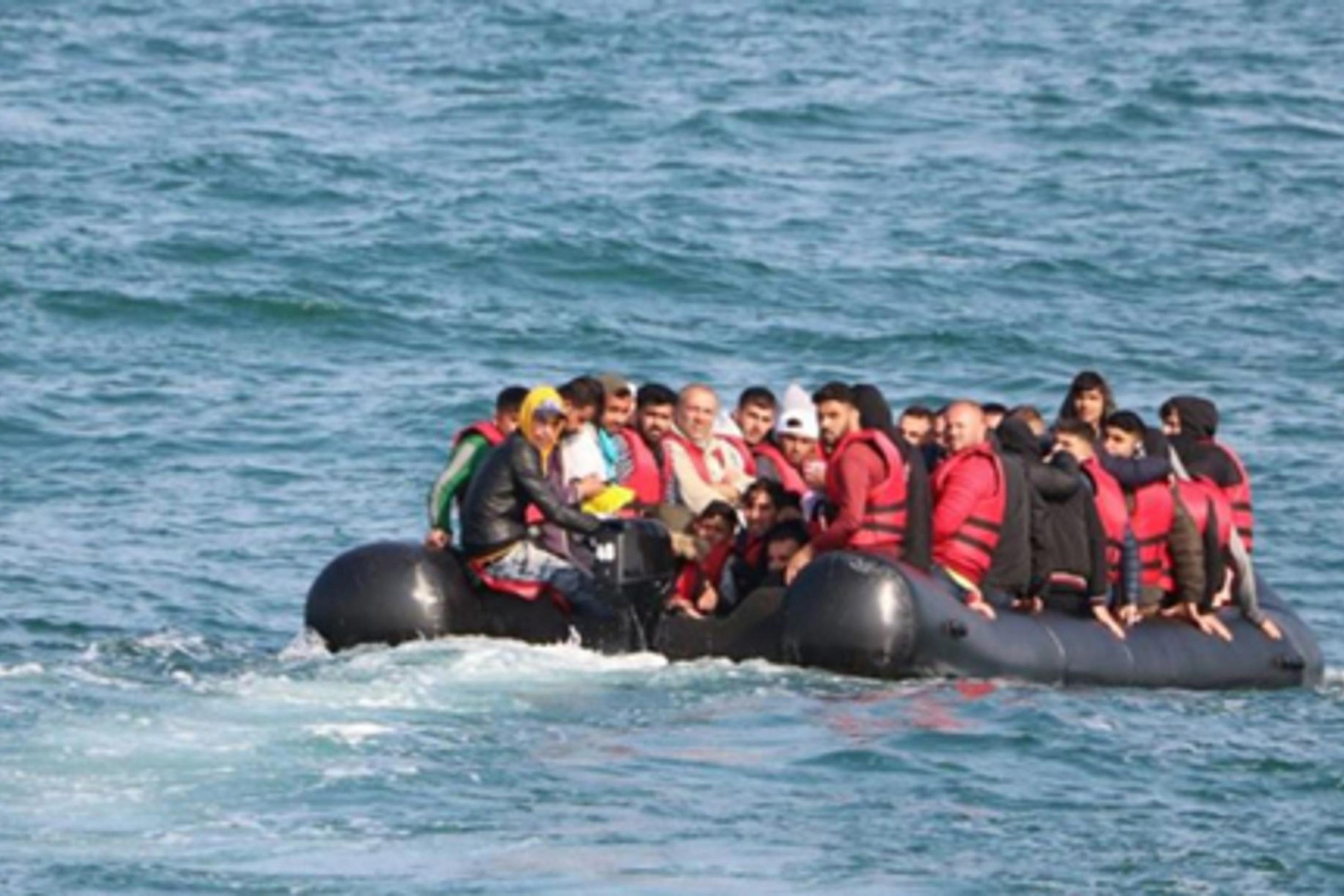 Migranten versuchen in einem Schlauchboot den Ärmelkanal zu überqueren.