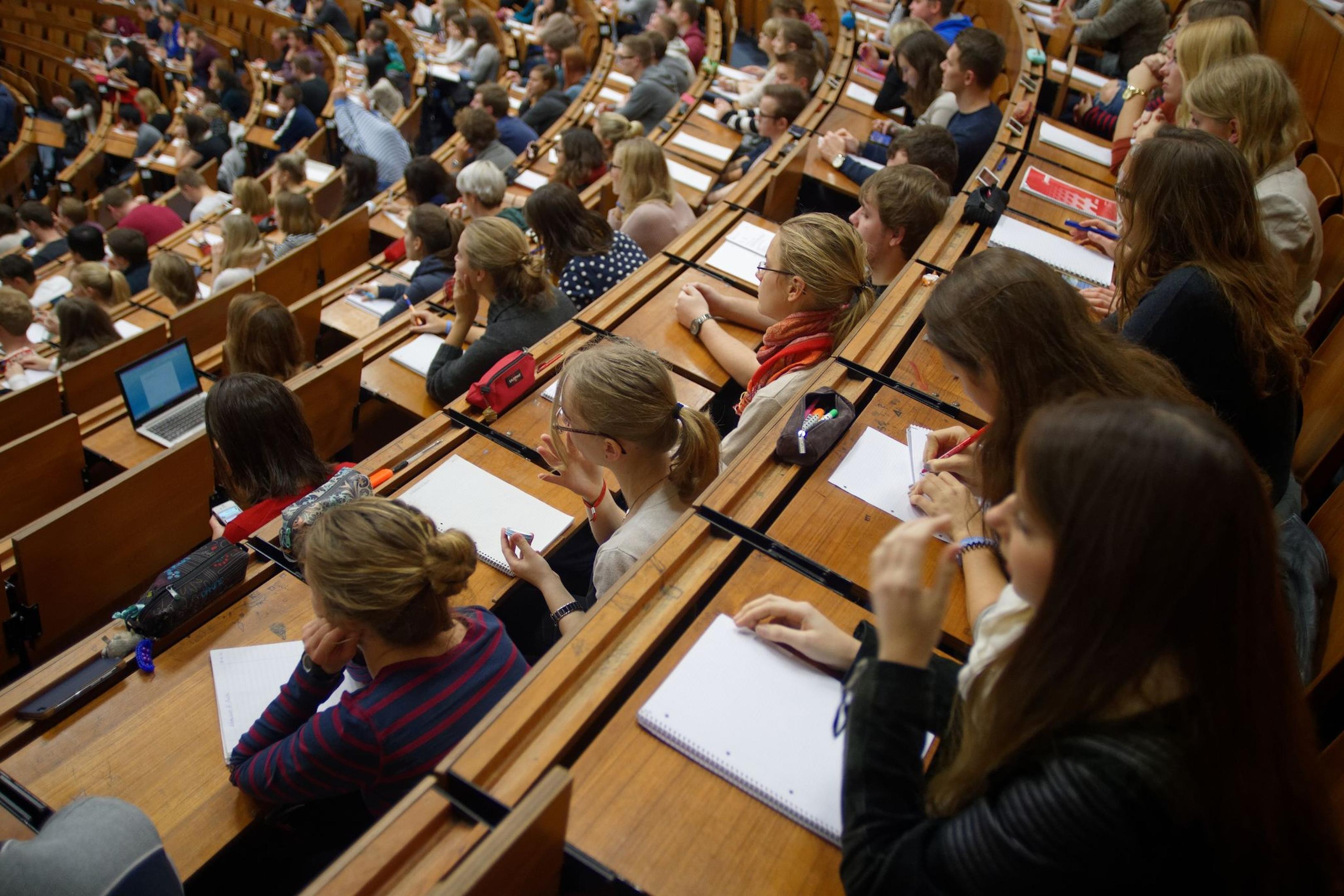Studenten und Studentinnen während einer Vorlesung.