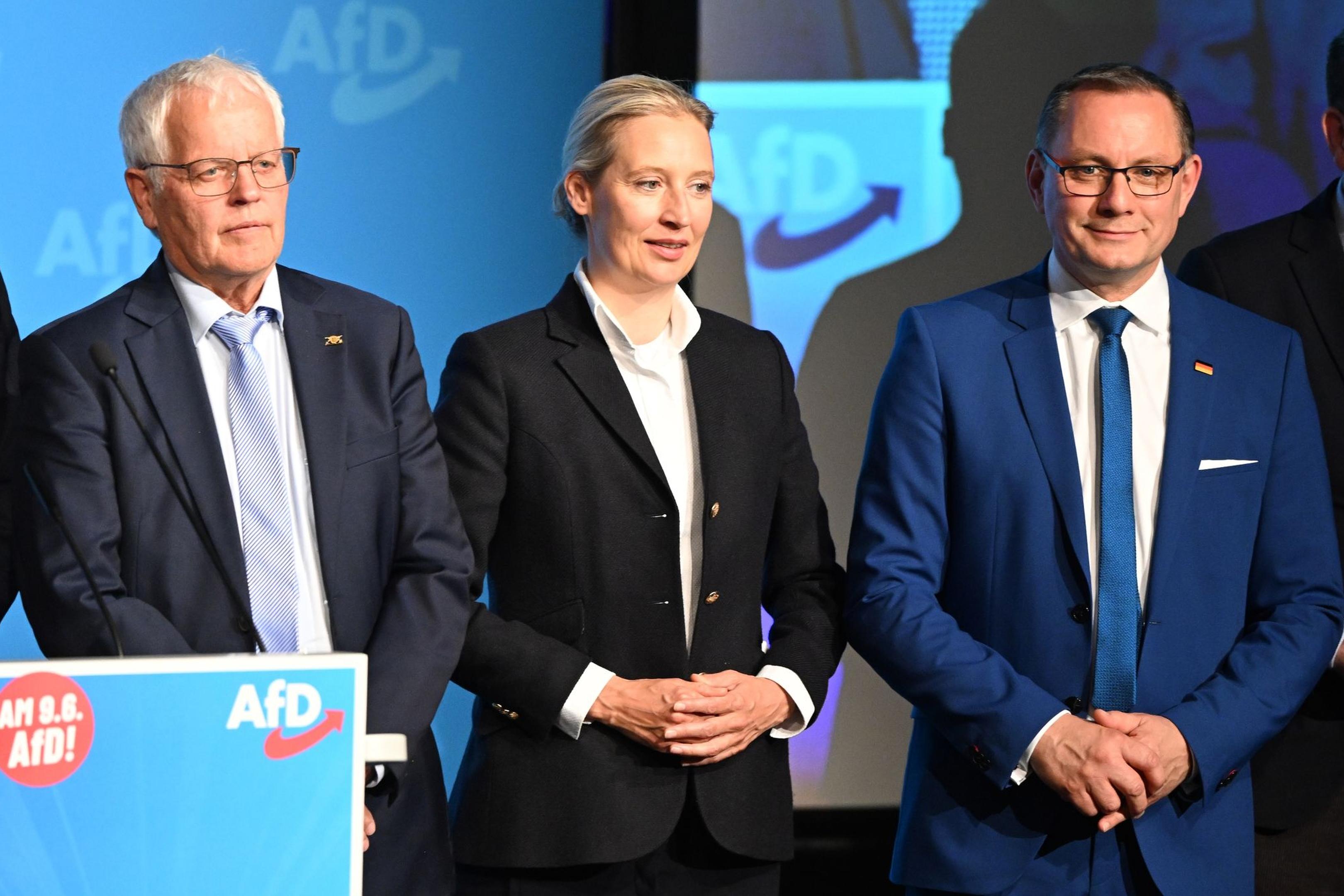 Die AfD-Parteispitze bestehend aus Alice Weidel und Tino Chrupalla beim Wahlkampfauftakt zur Eurowahl zusammen mit dem AfD-Landesvorsitzenden Emil Sänze (l) in Donaueschingen. Der eigentliche Spitzenkandidat der Partei war nicht anwesend.