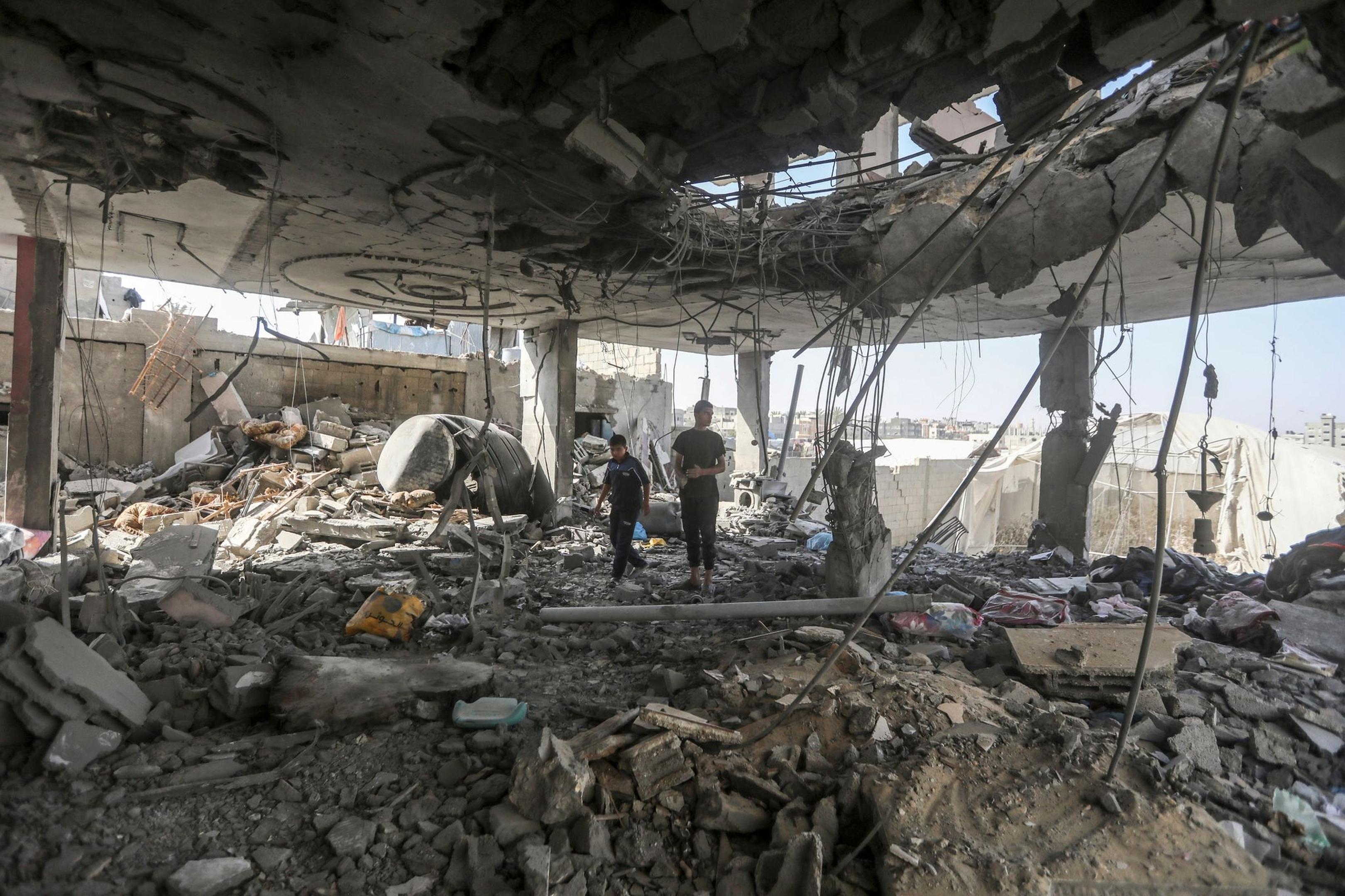 Palästinenser stehen in den Trümmern eines Hauses nach einem israelischen Luftangriff, bei dem mehrere Menschen getötet wurden.