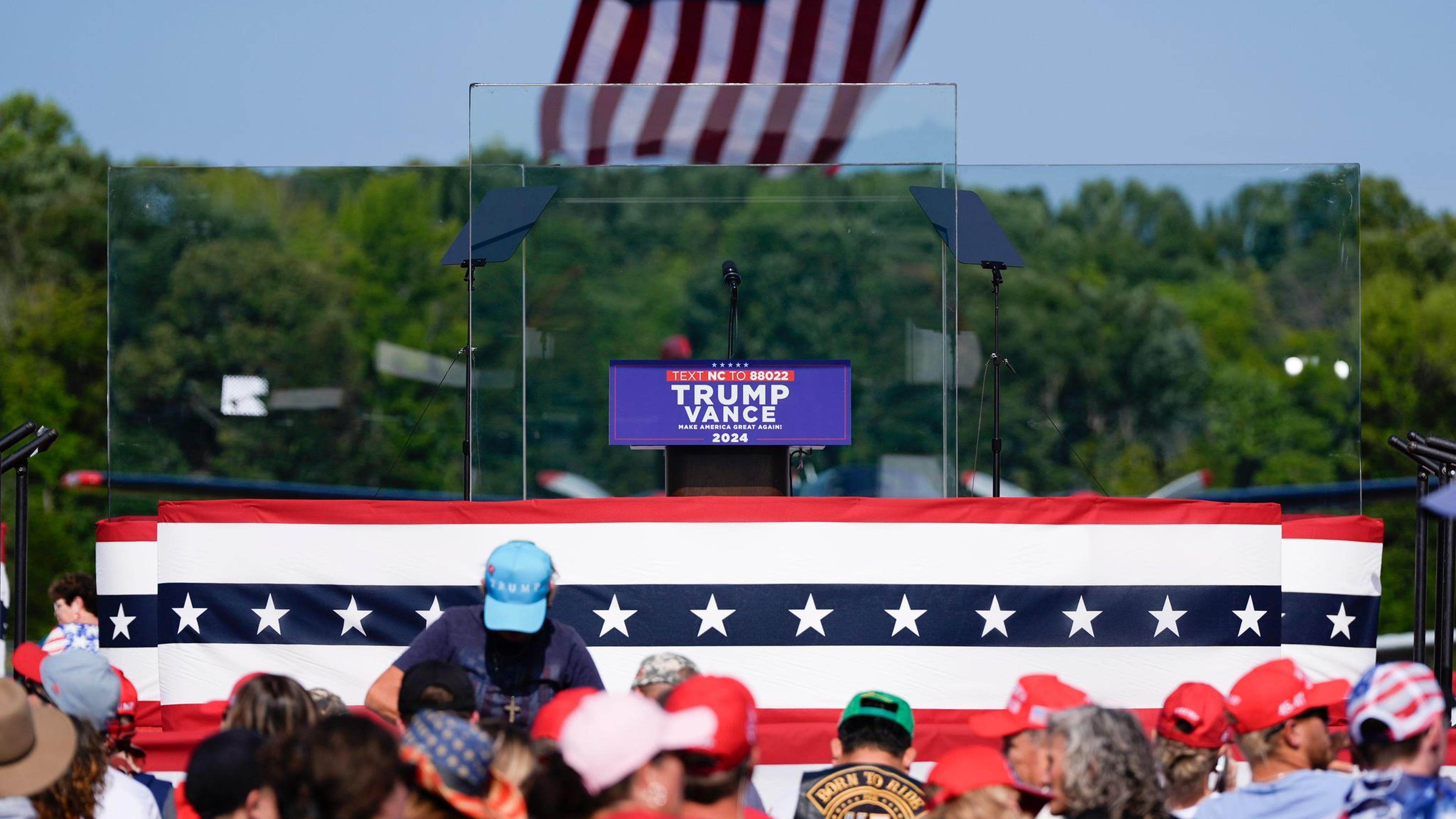 Wahlkampf unter freiem Himmel: Trump redet hinter Glaswand