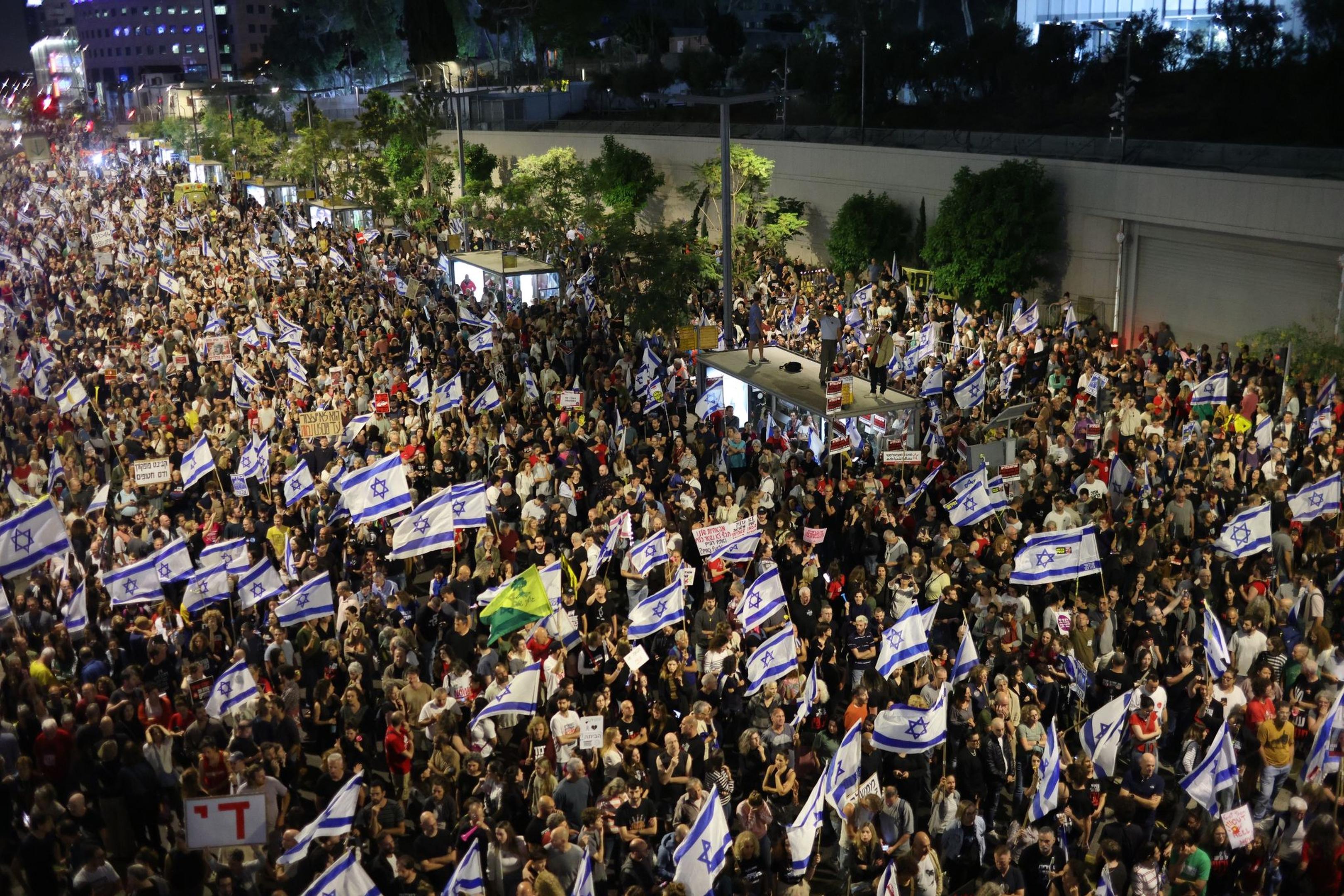 Zu Tausenden gingen Angehörige von Geiseln und ihre Unterstützer in Tel Aviv auf die Straße um Druck auf die eigene Regierung auszuüben.