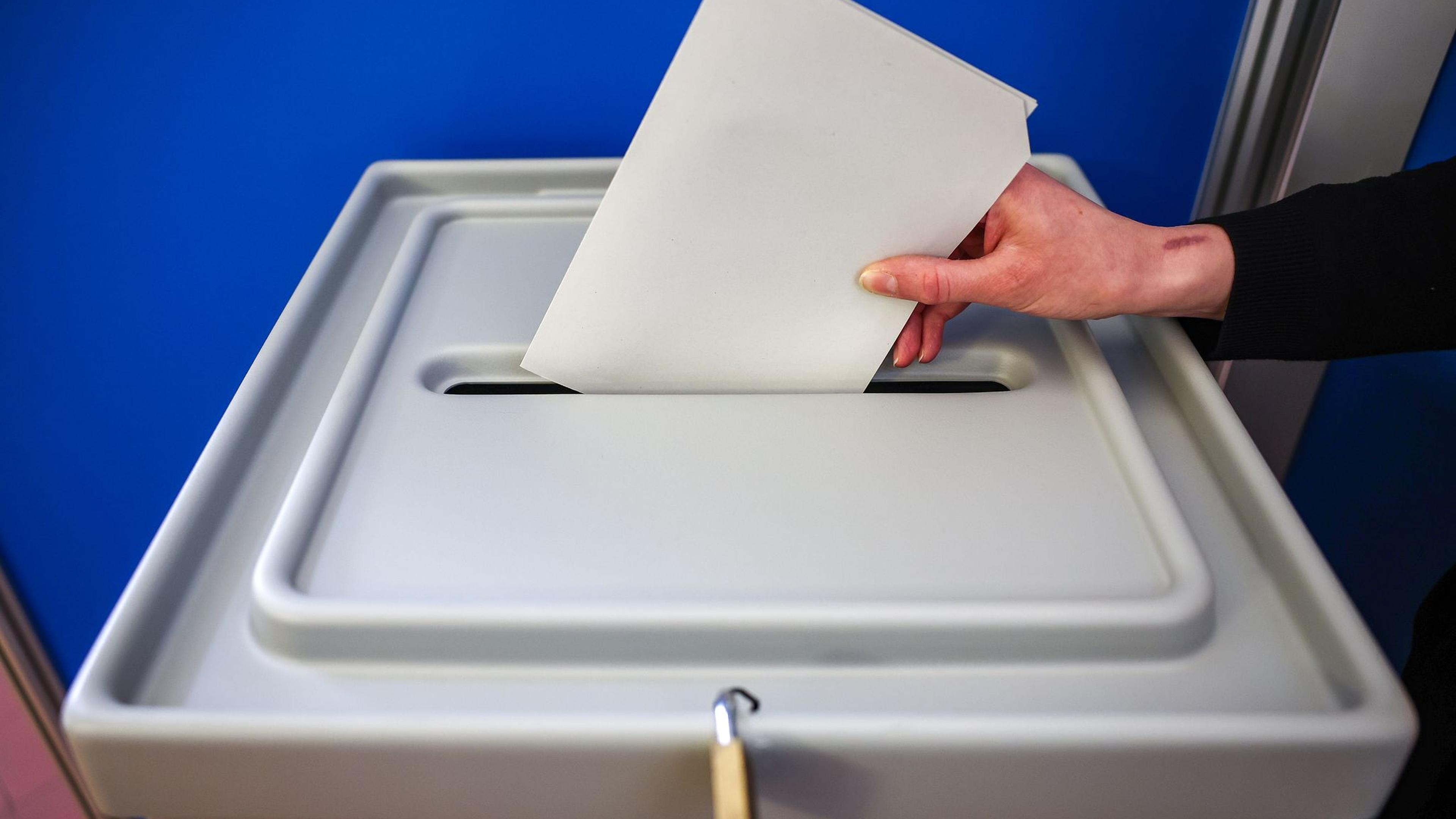 Umfrage: Wahlberechtigte in Ostdeutschland sehen Vorurteile