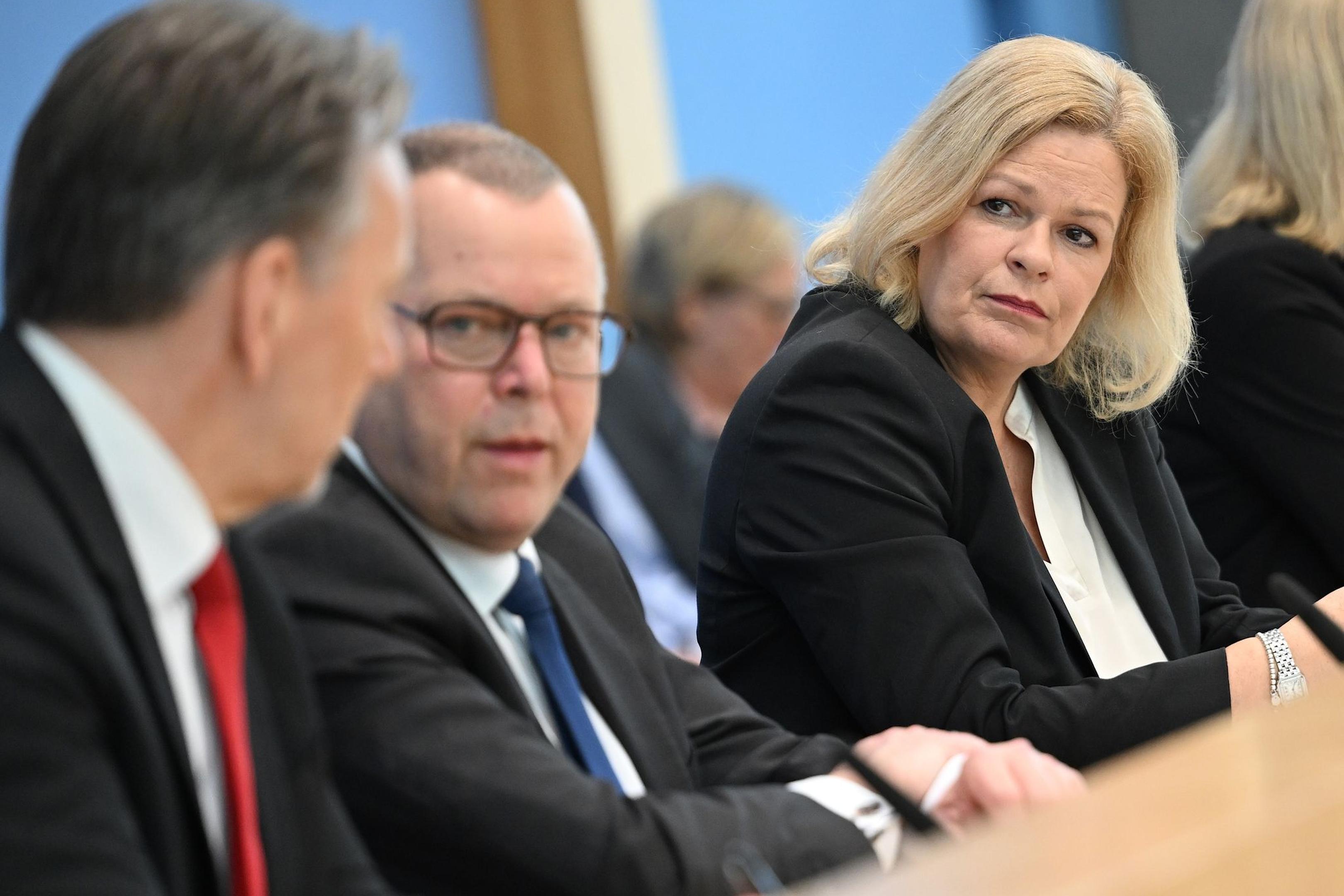 Bundesinnenministerin Nancy Faeser (SPD) und die Länder-Ressortchefs schalten sich heute in einer Videokonferenz zusammen, um nach Angriff in Dresden über besseren Schutz zu beraten.