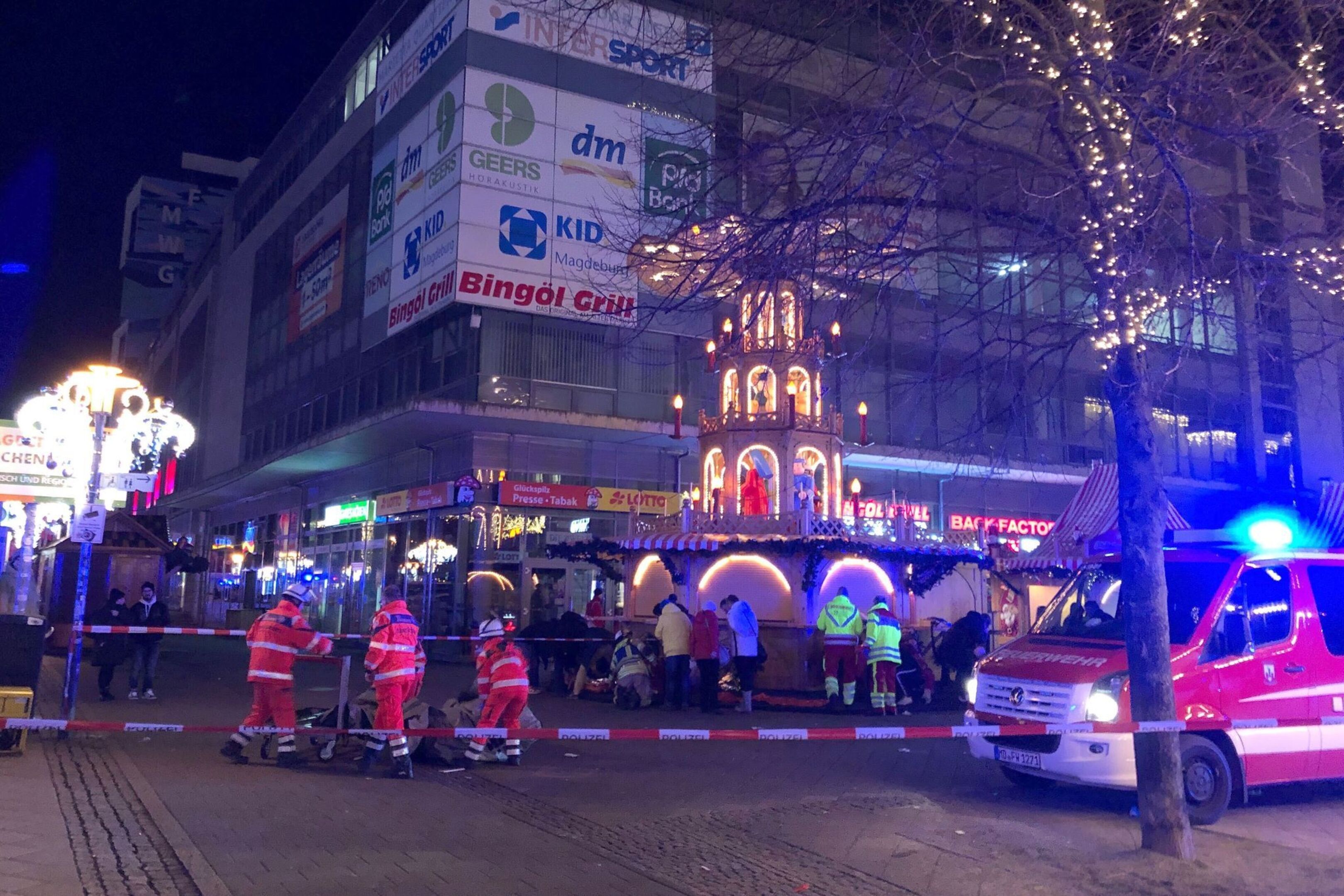 Einsatzkräfte von Rettungsdiensten und Feuerwehr sind im Einsatz auf dem Weihnachtsmarkt in Magdeburg.