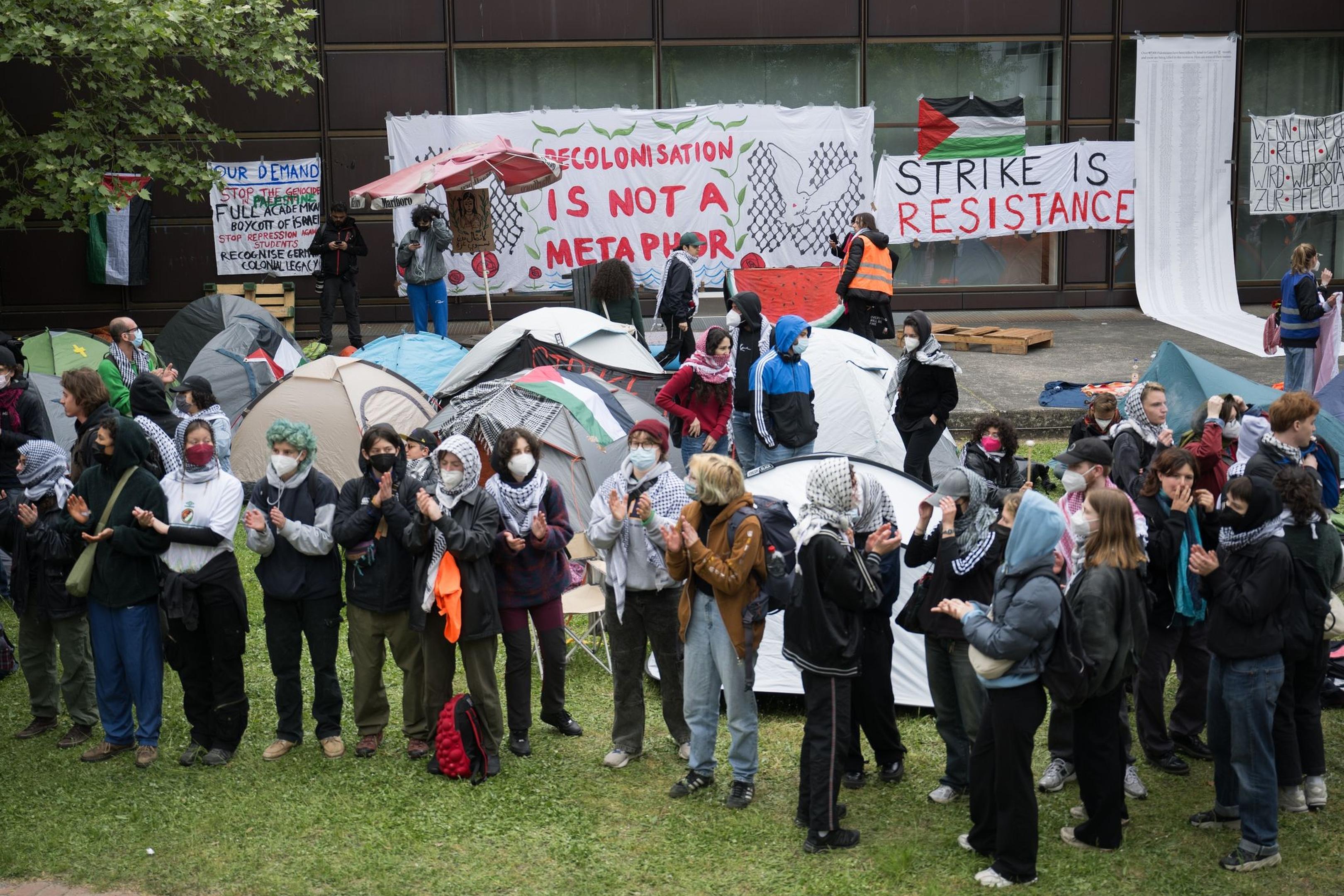 Teilnehmerinnen und Teilnehmer stehen während einer propalästinensischen Demonstration der Gruppe „Student Coalition Berlin“ auf dem Theaterhof der Freien Universität Berlin.