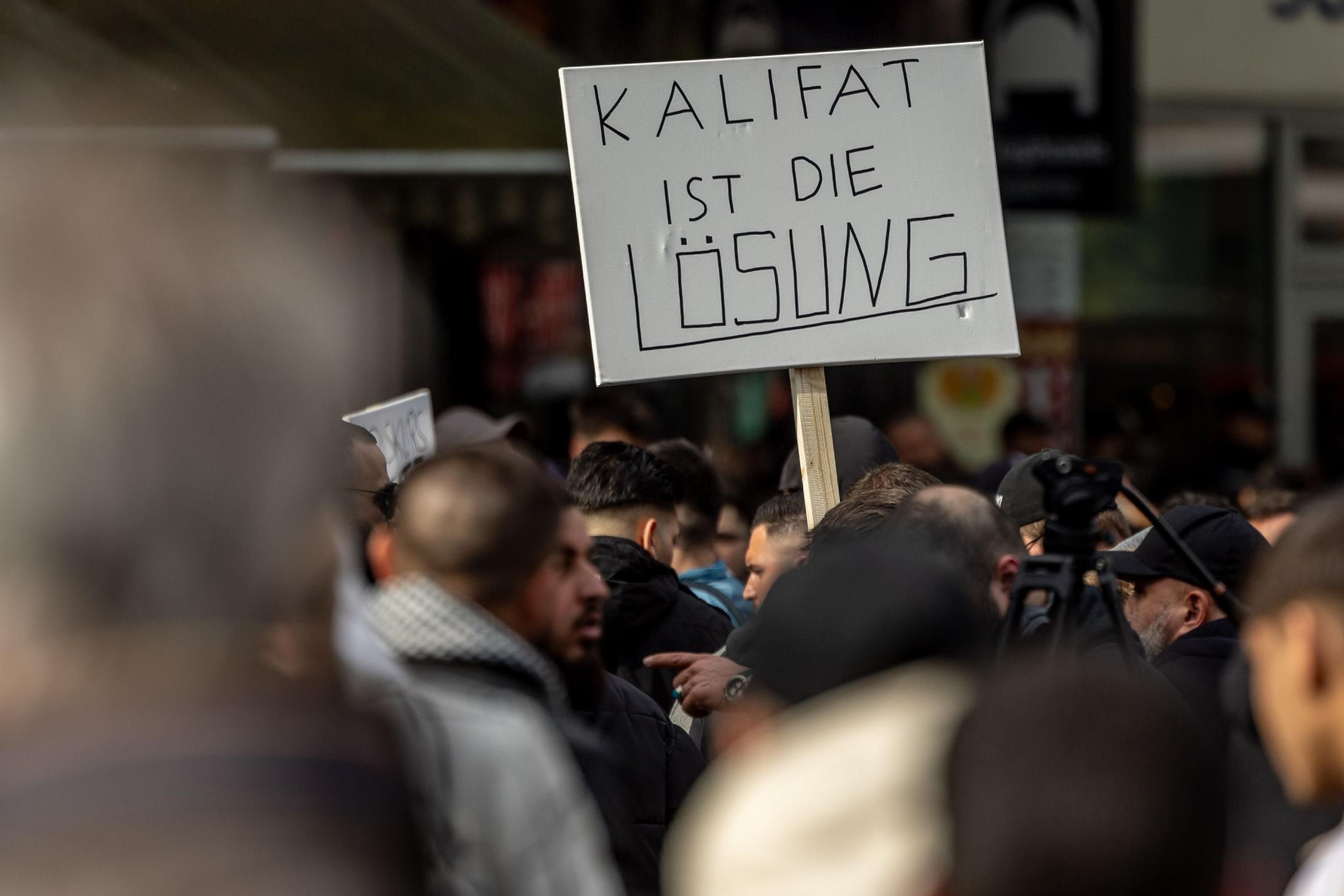 Teilnehmer einer Islamisten-Demo hielten bei der Demonstration am 27. April unter anderem ein Plakat mit der Aufschrift „Kalifat ist die Lösung“ in die Höhe.