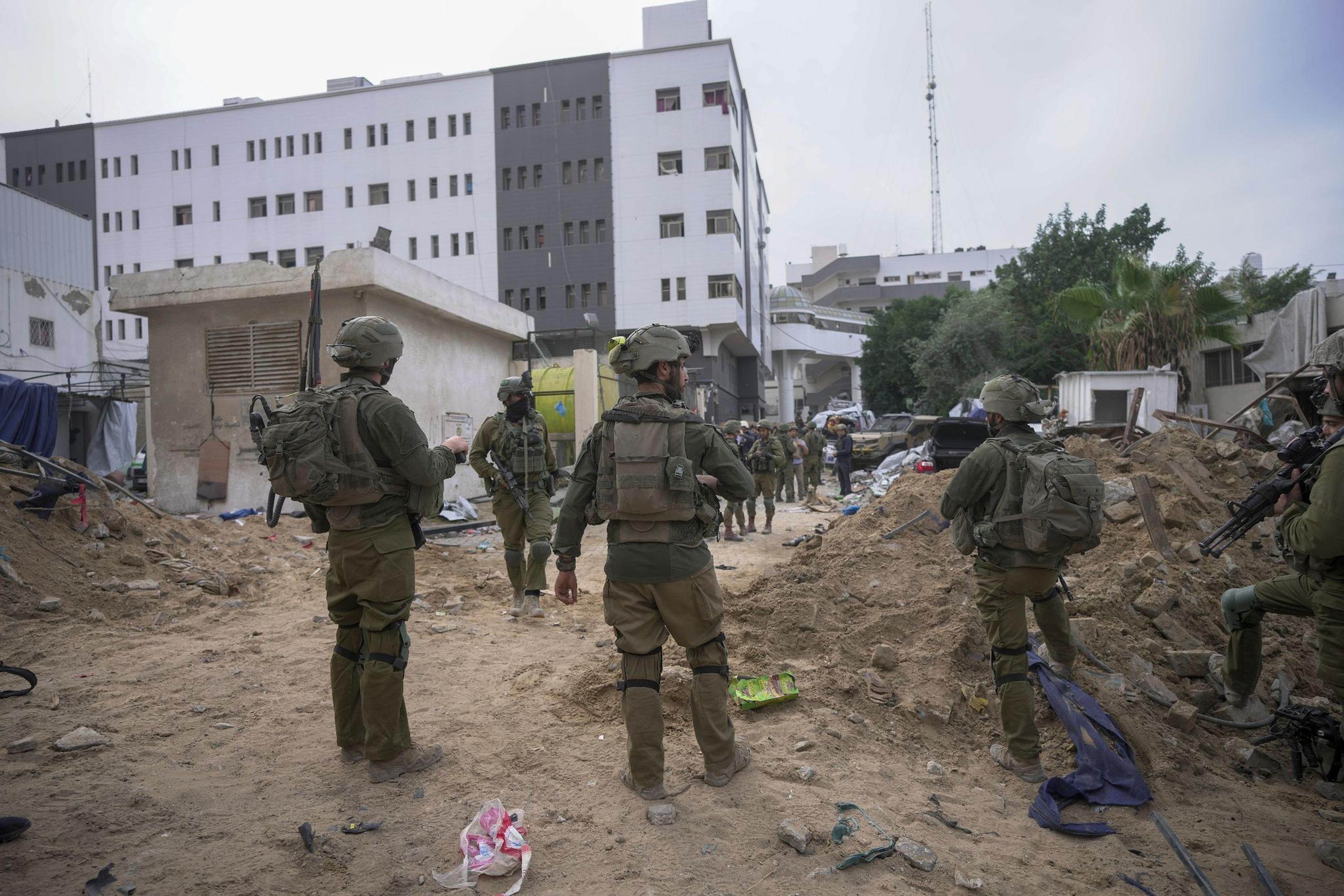 Israelische Soldaten stehen vor dem Schifa-Krankenhaus (Archivbild).