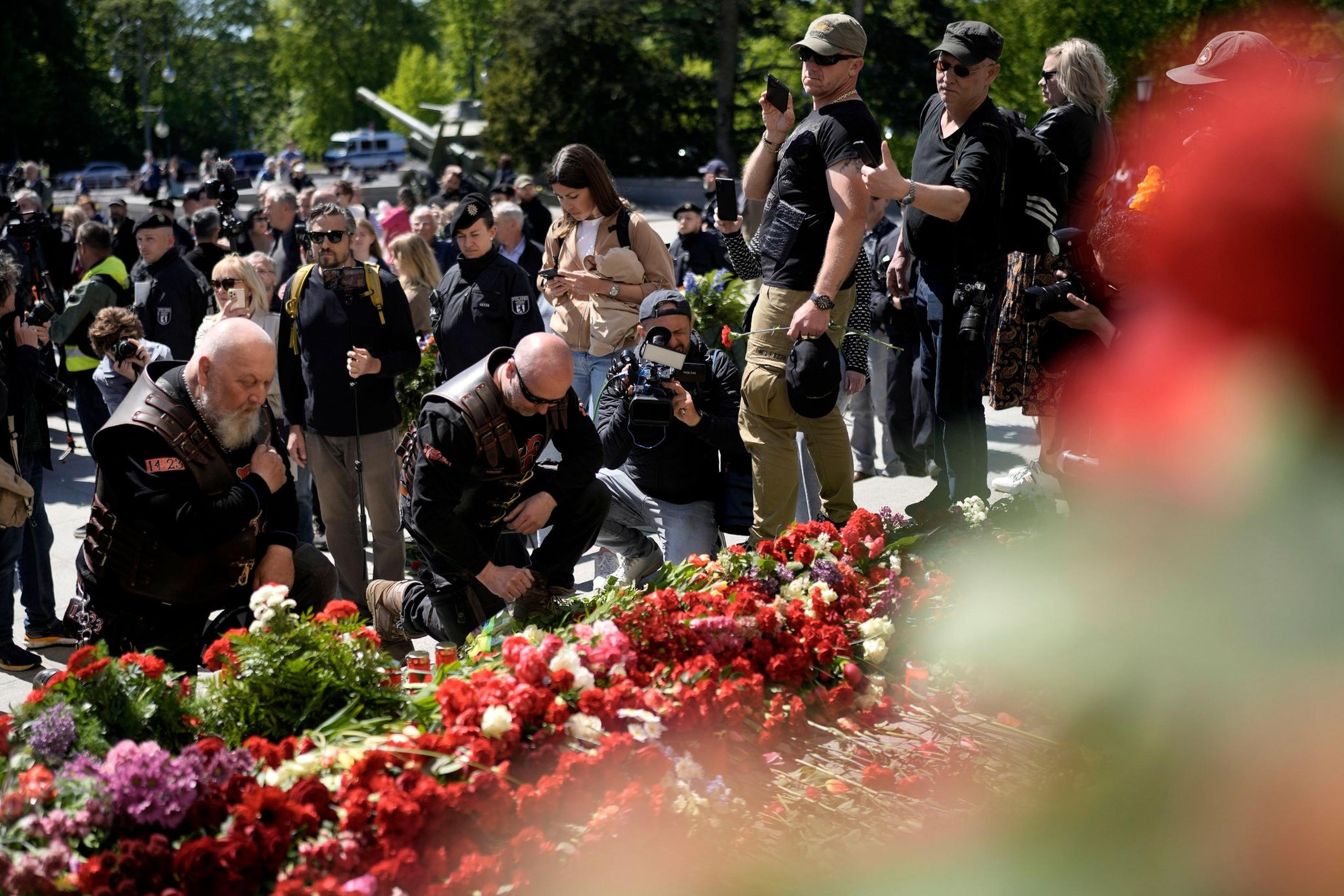 Mitglieder der russisch-nationalistischen Rockergruppe „Nachtwölfe“ legen 9. Mai 2023 Blumen am Sowjetischen Ehrenmal im Tiergarten in Berlin nieder.