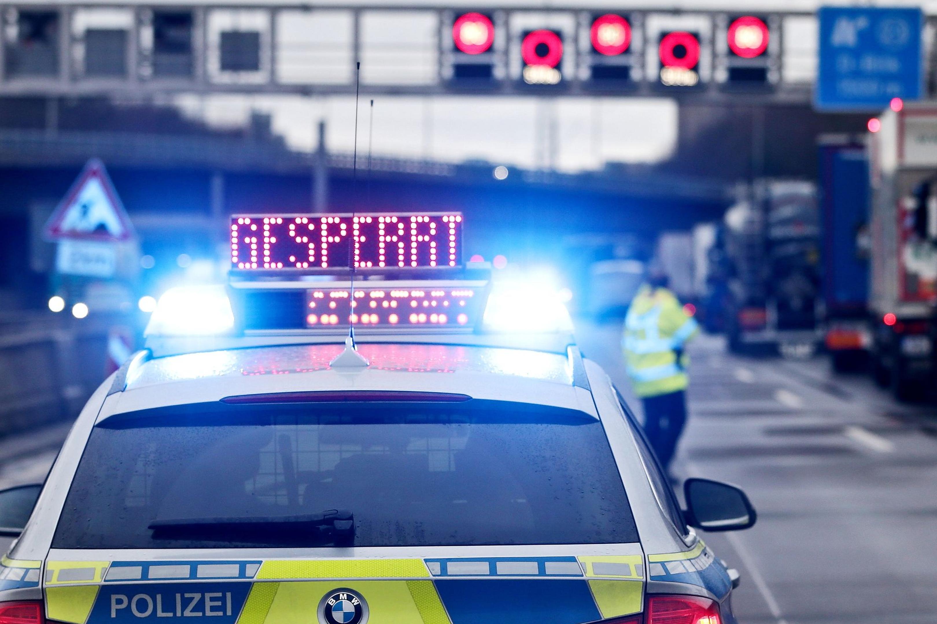 Die Aachener Polizei sperrt die Römerstraße in Folge eines Unfalls in Aachen. (Symbolbild)
