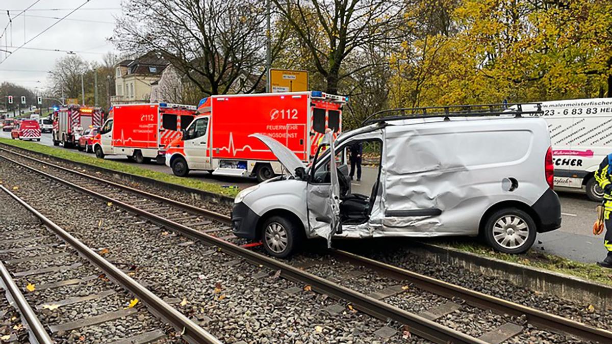 auto-kracht-in-stra-enbahn-und-kommt-im-gleisbett-zum-stehen