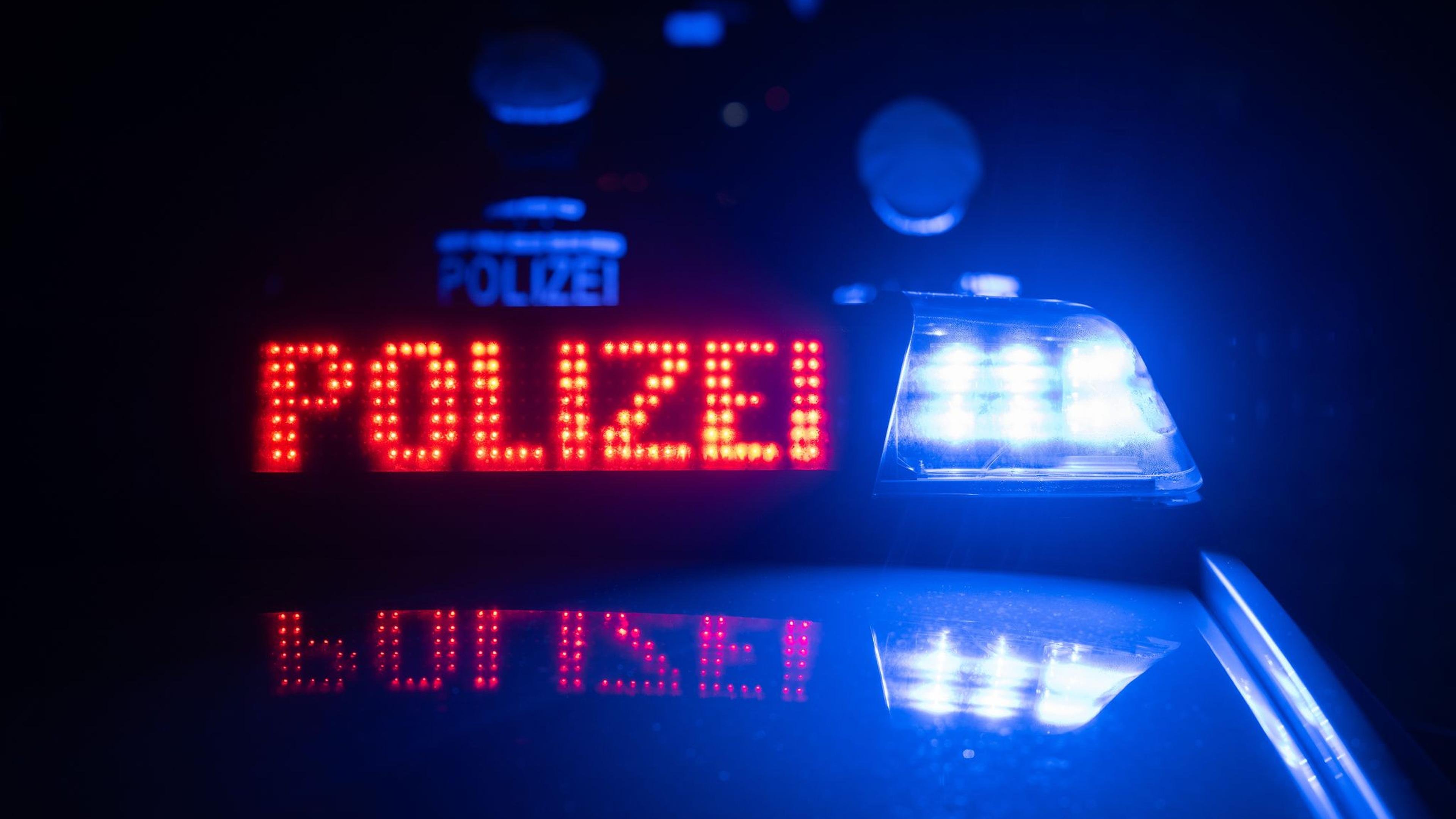 Sattelzug erfasst Pkw &ndash; Frau wird schwer verletzt