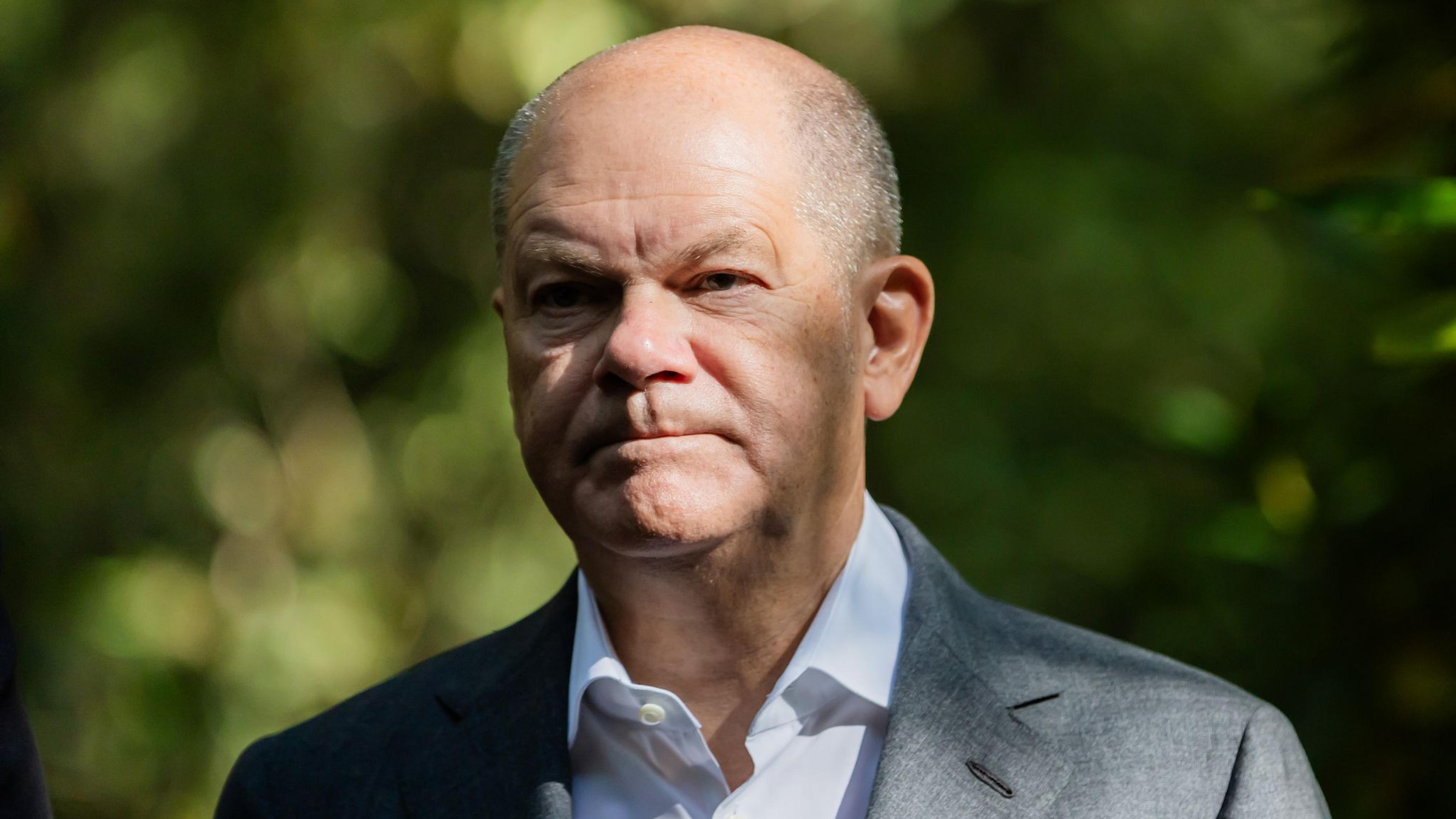 Scholz und W&uuml;st gedenken in Solingen der Opfer des Anschlags