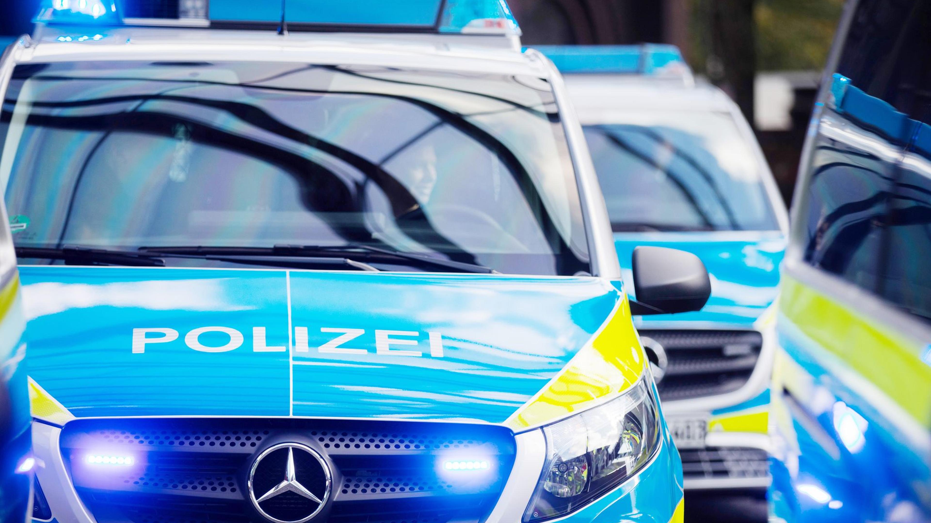 Streifenwagen prallt mit Auto zusammen - vier Verletzte