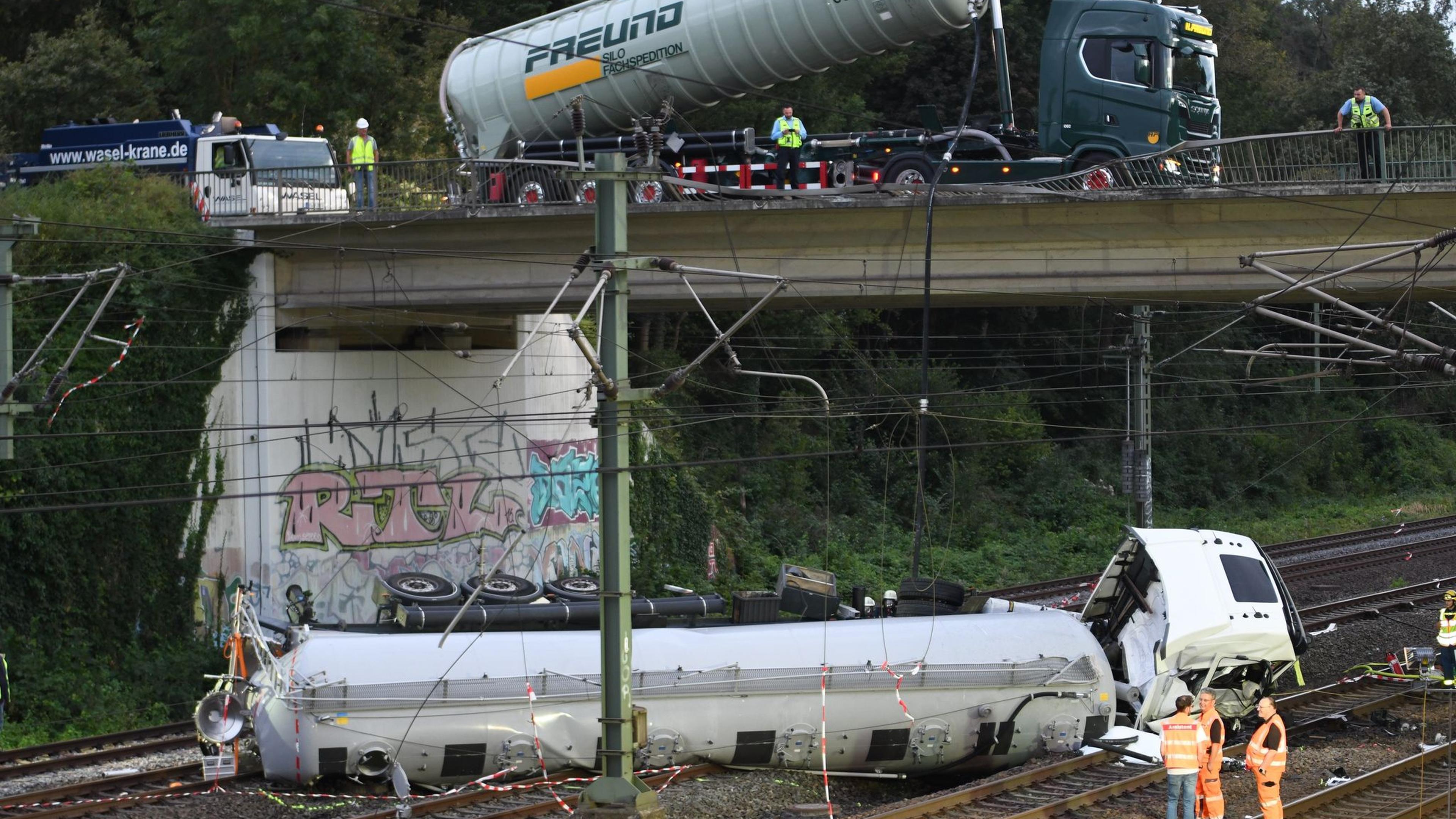 Bahnstrecke K&ouml;ln-Aachen nach Lkw-Unfall weiter gesperrt