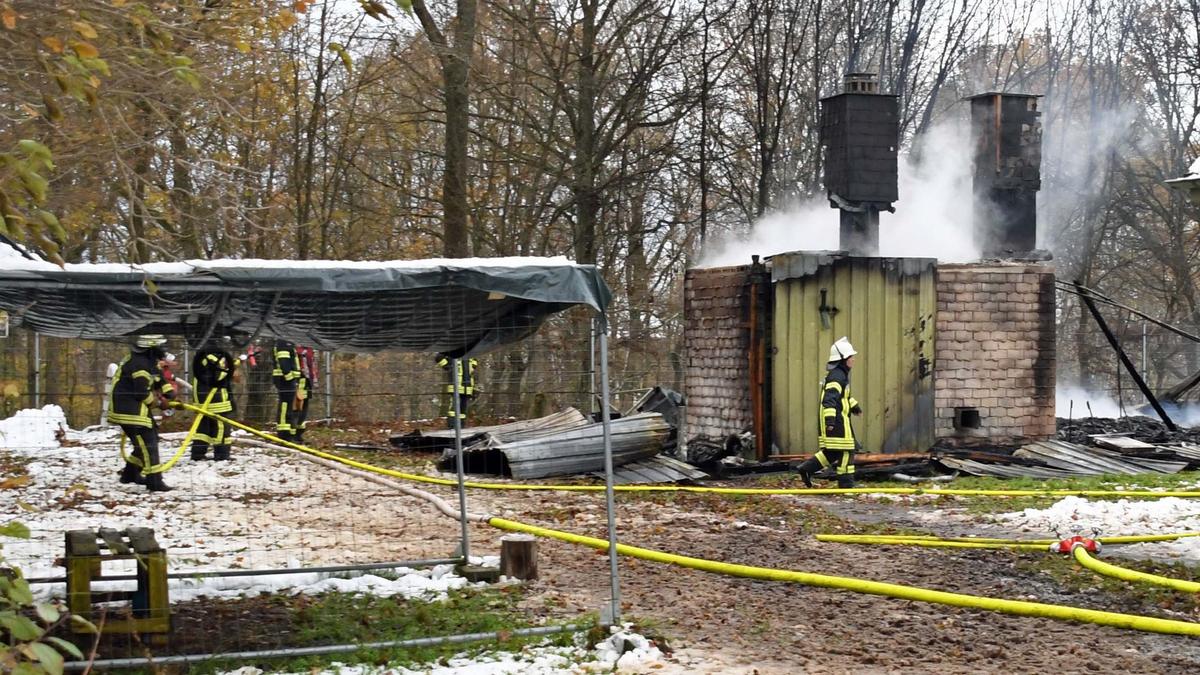 ermittlungen-nach-brand-in-unterkunft-bewohner-in-u-haft