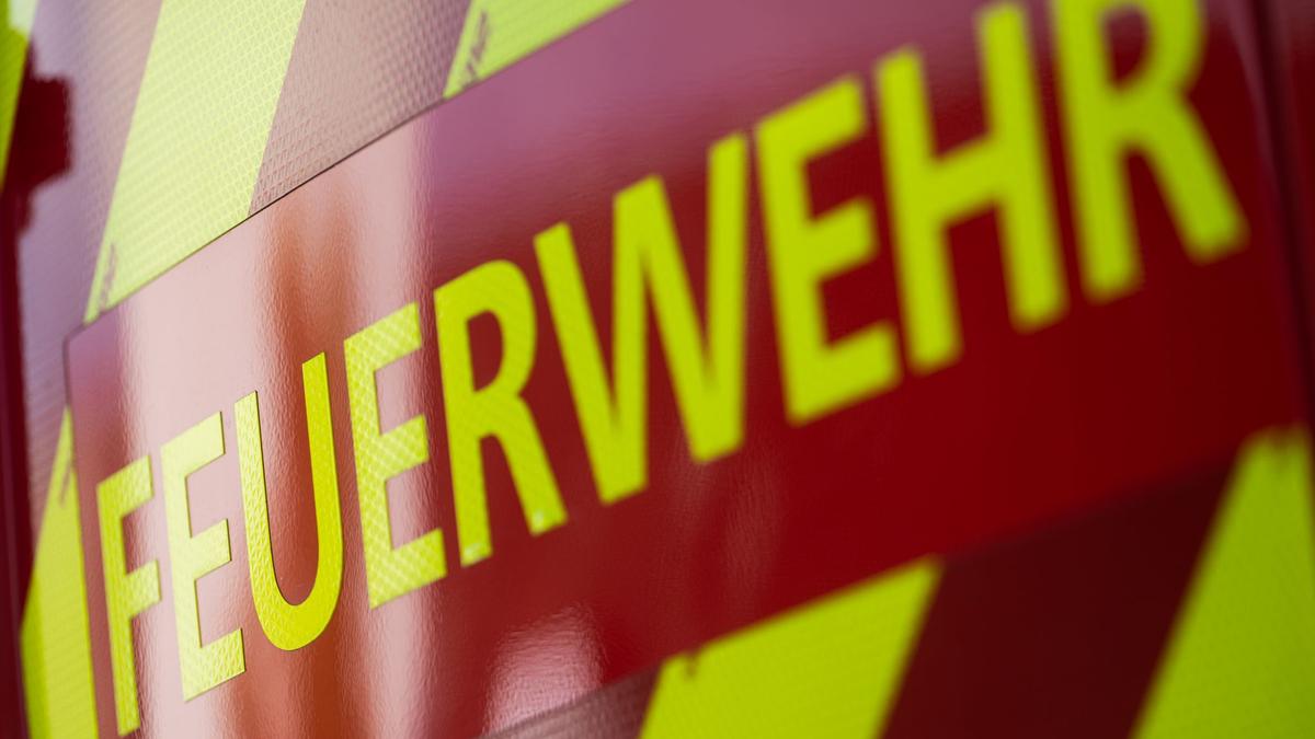 lastwagen-vor-absturz-auf-bahngleise-gerettet