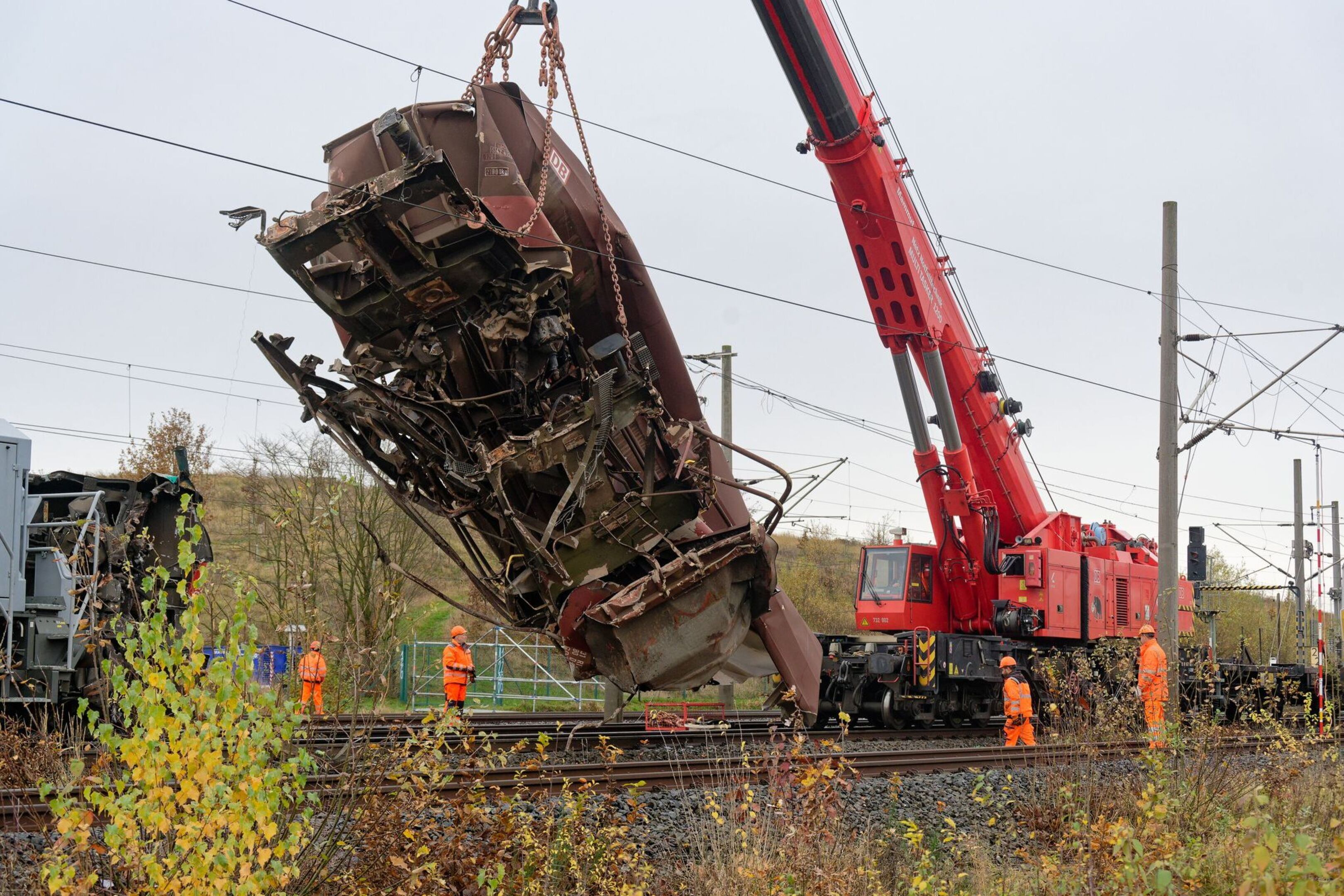 Nach dem Güterzug-Unfall bei Kerpen werden in der Nacht zum 21. Dezember die Wiederherstellungsarbeiten beendet.