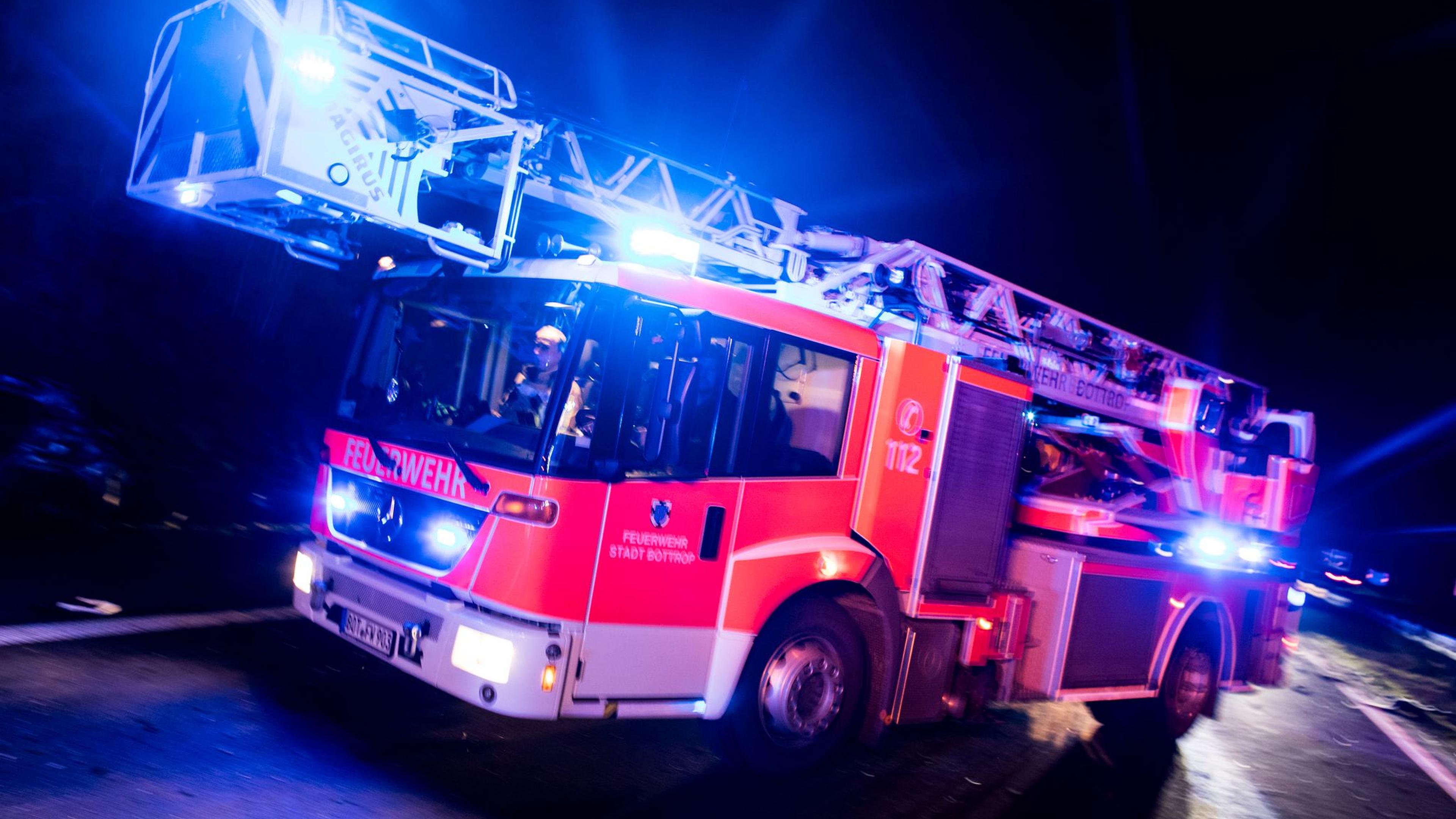 Brennendes Auto besch&auml;digt Asphalt auf der A44 im Kreuz Aachen