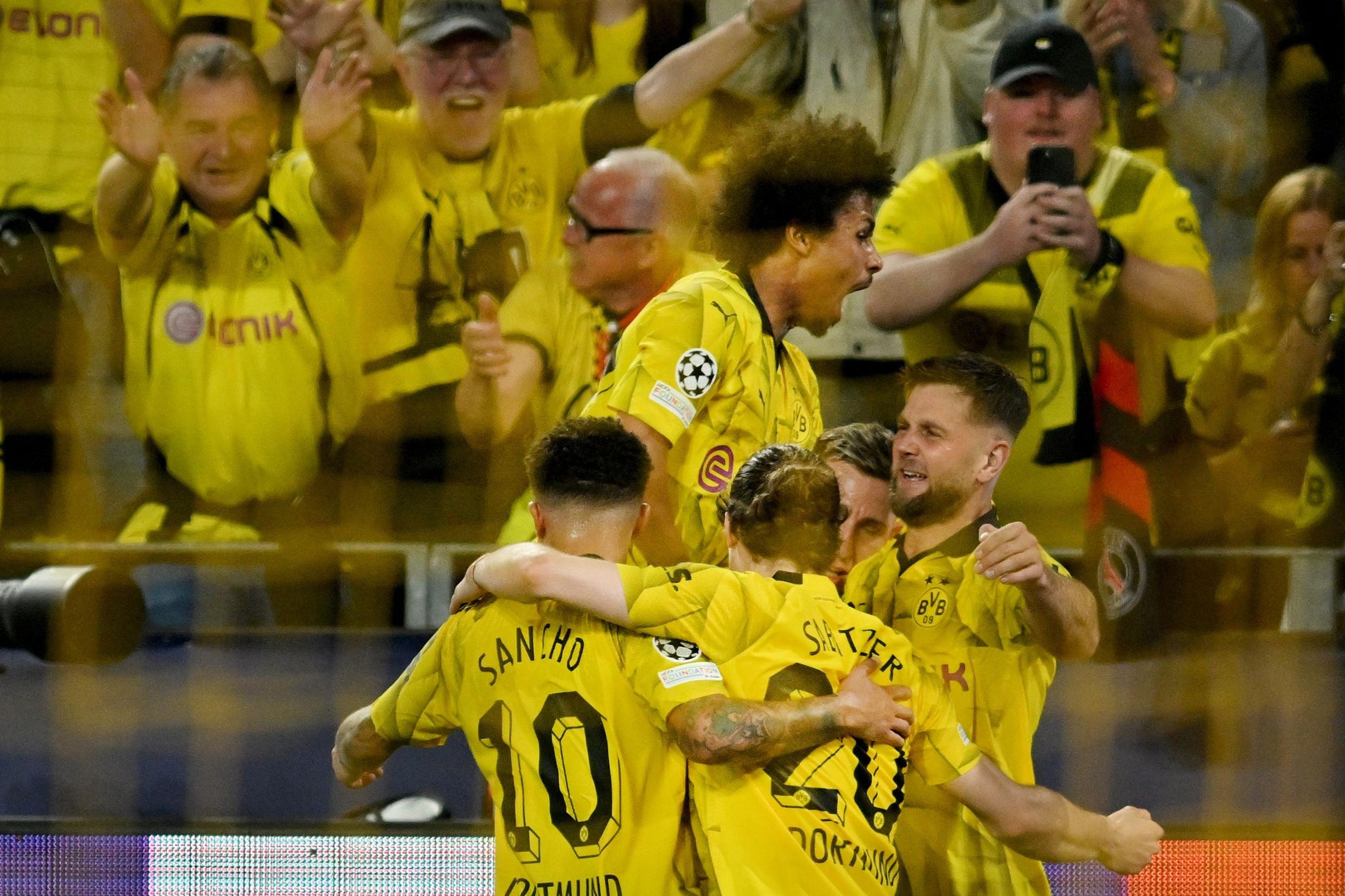 Dortmunds Niclas Füllkrug (r) feiert mit seinen Mannschaftskollegen seinen Treffer zum 1:0.