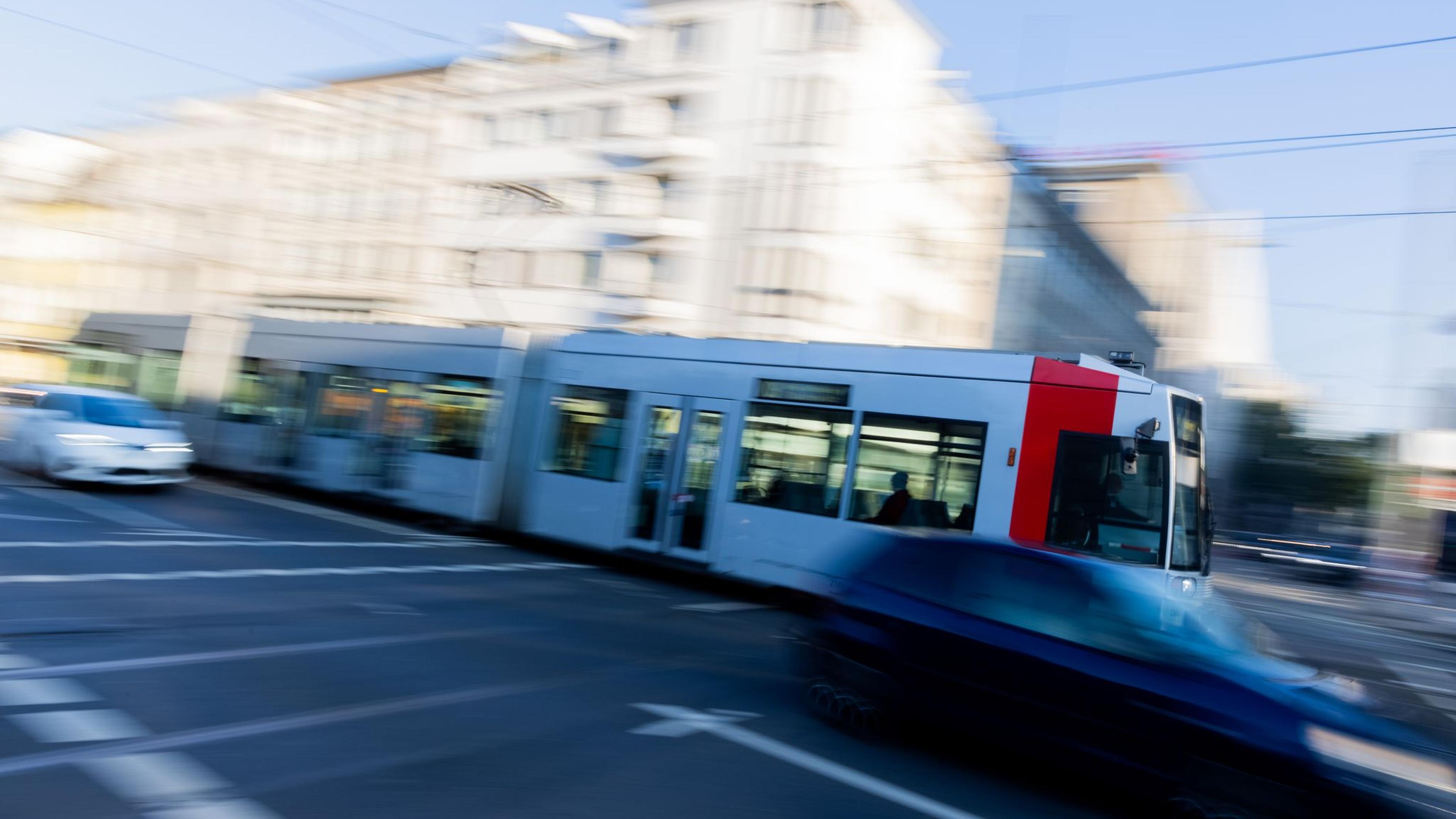 Mann von Straßenbahn lebensgefährlich angefahren