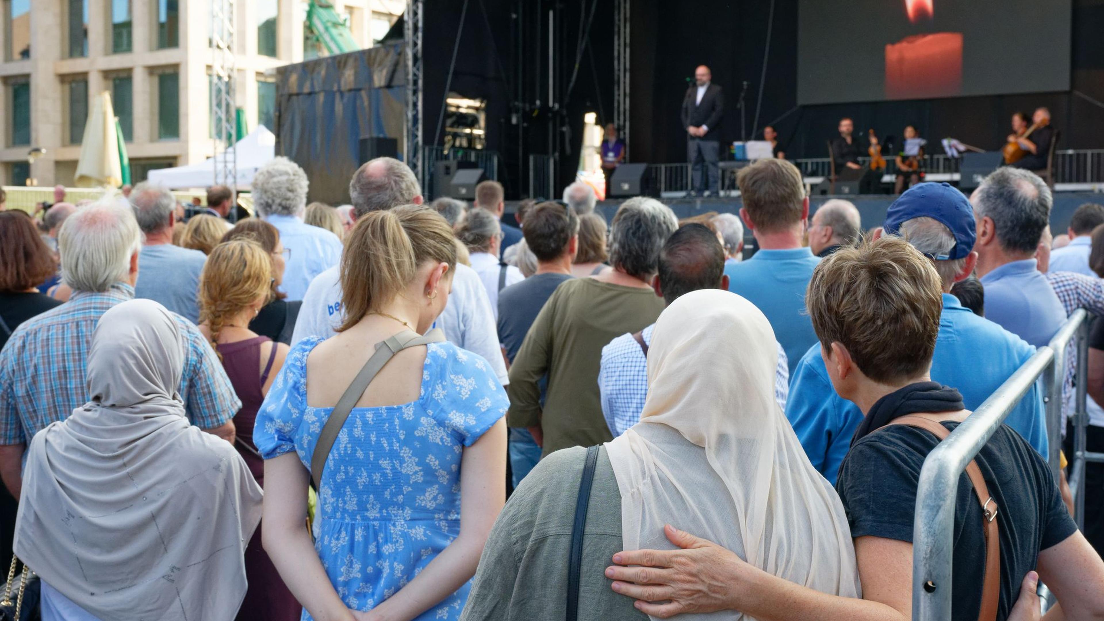 Hunderte trauern bei Andacht in Solingen