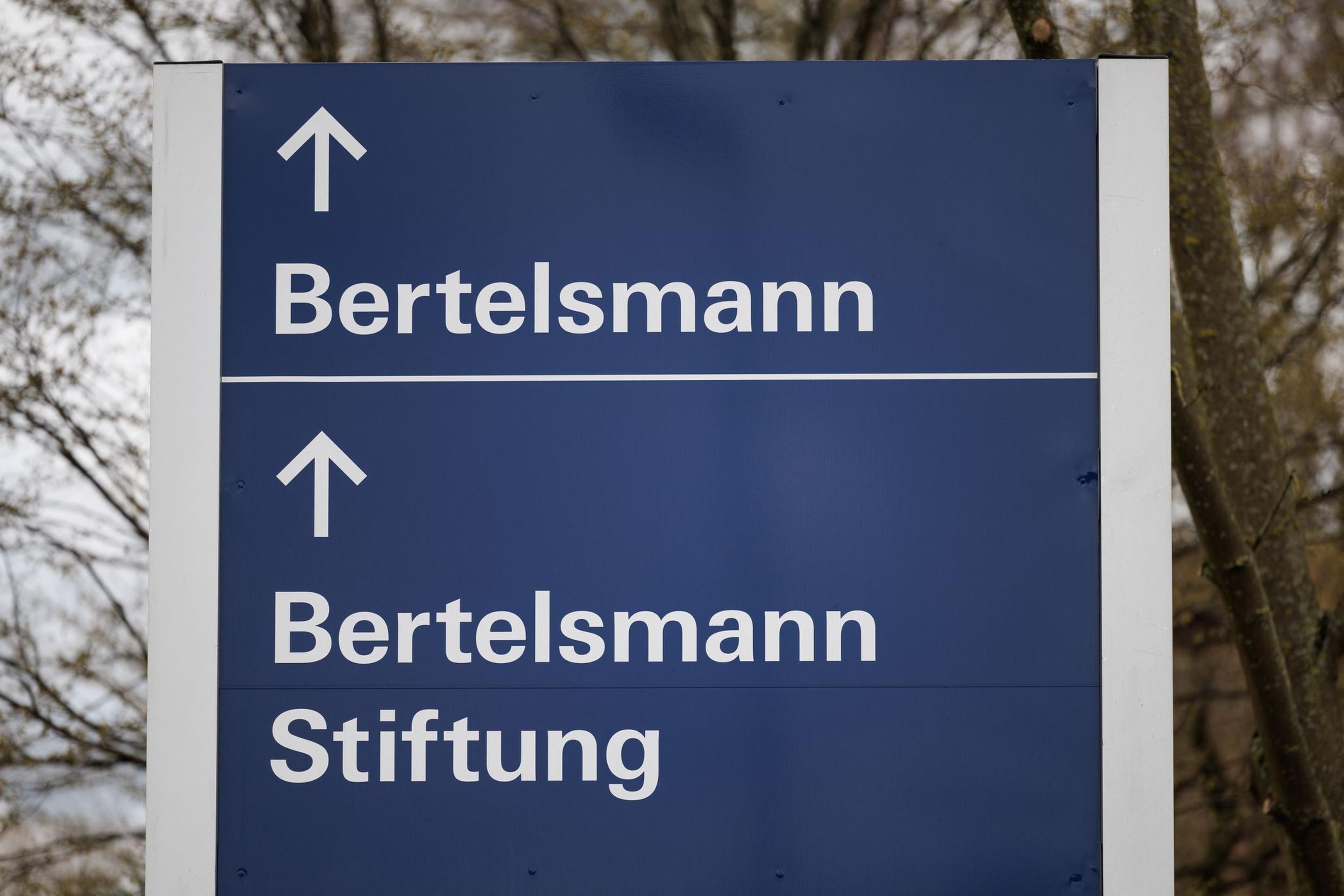 Blick auf ein Schild mit der Aufschrift „Bertelsmann“, „Bertelsmann Stiftung“.
