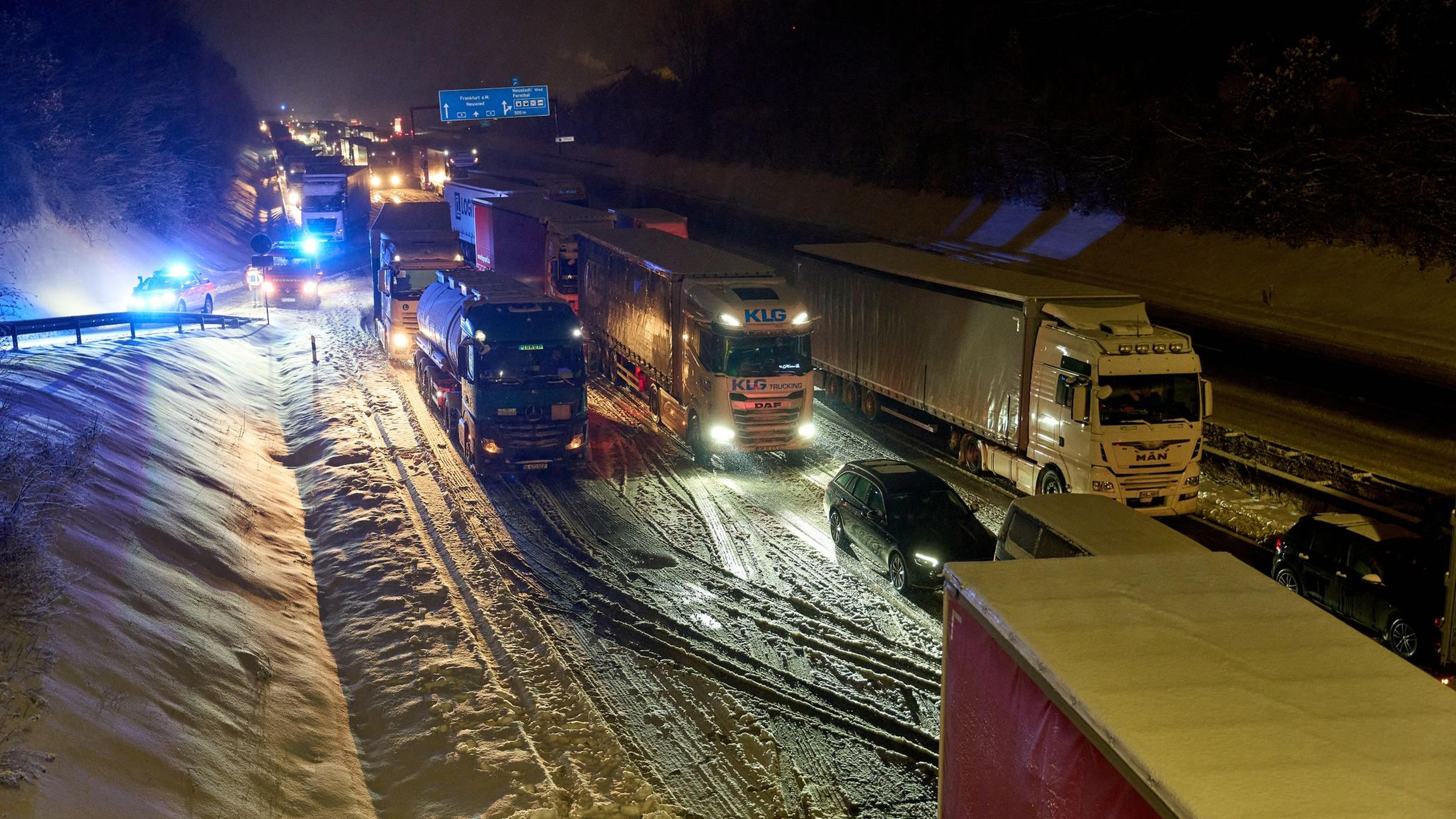 Schneetreiben: Verkehr steht auf A3 stundenlang still