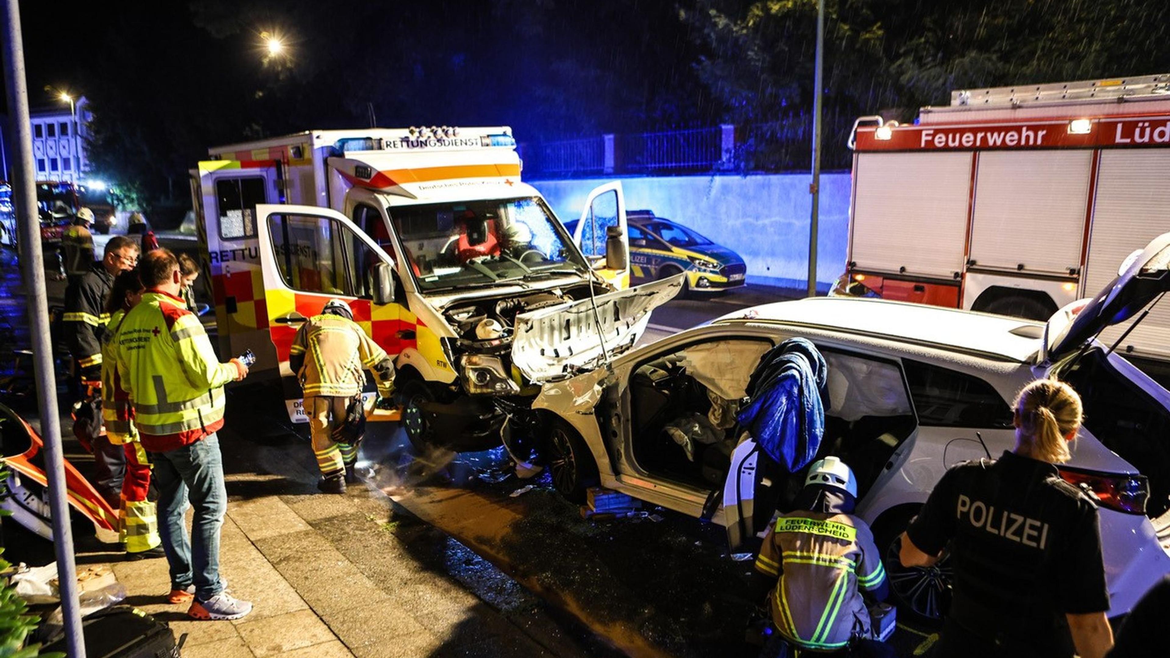 Sechs Verletzte bei Frontalzusammensto&szlig; mit Rettungswagen