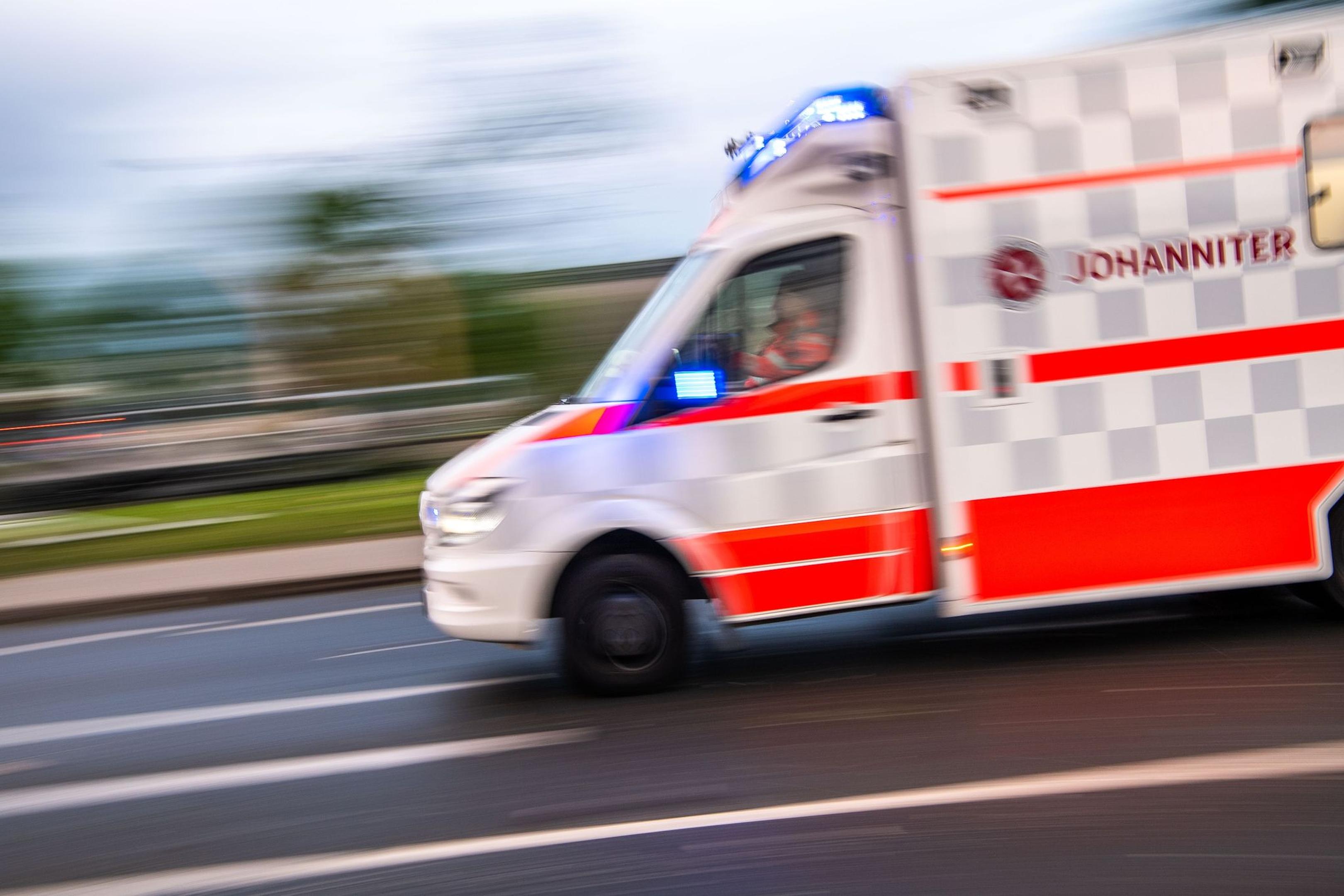Nach der Kollision mit einem Pflug, musste eine Radfahrerin aus Aldenhoven per Rettungswagen in ein Krankenhaus eingeliefert werden.