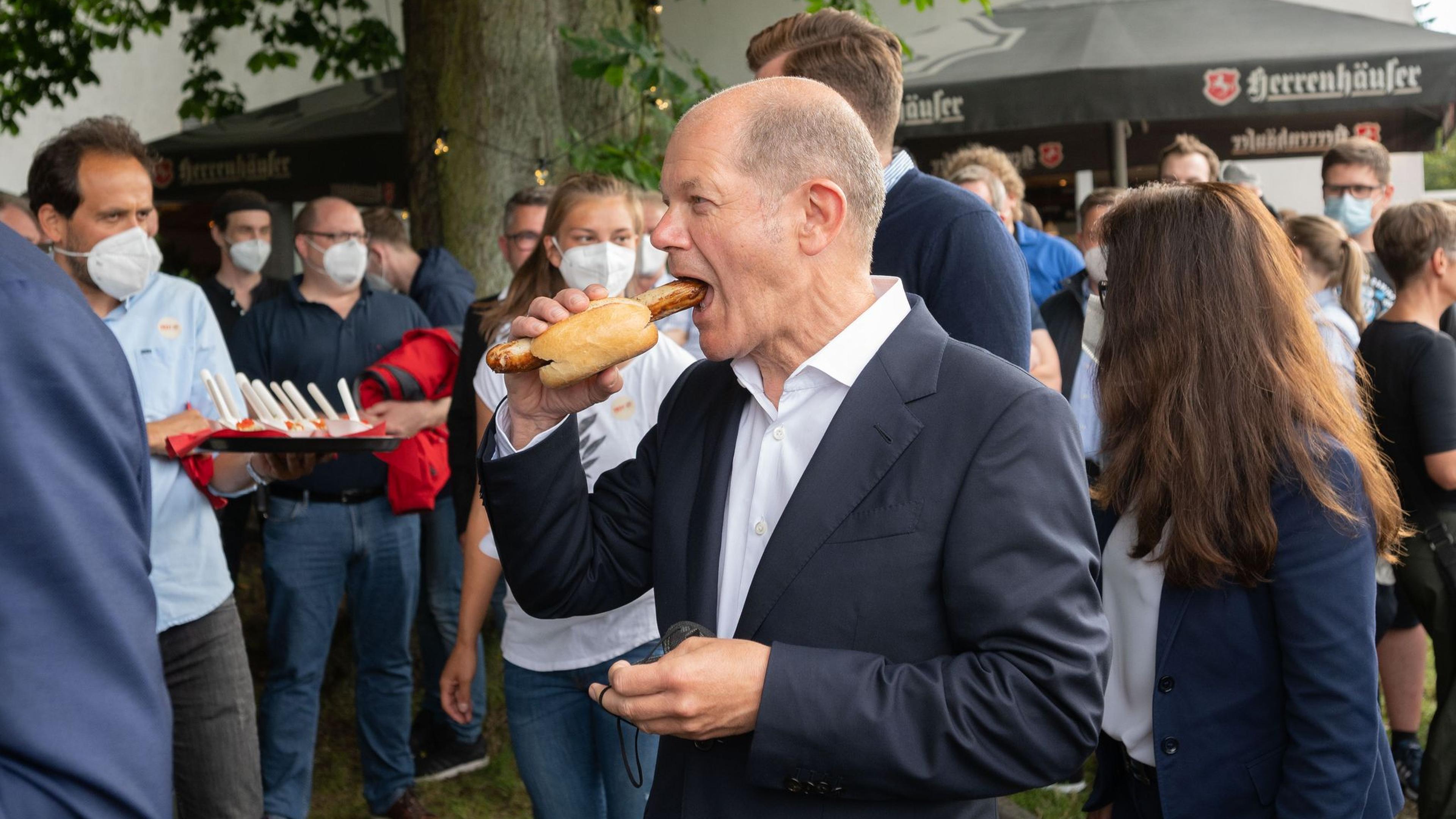 Kanzler Scholz grillt mit Kleing&auml;rtnern