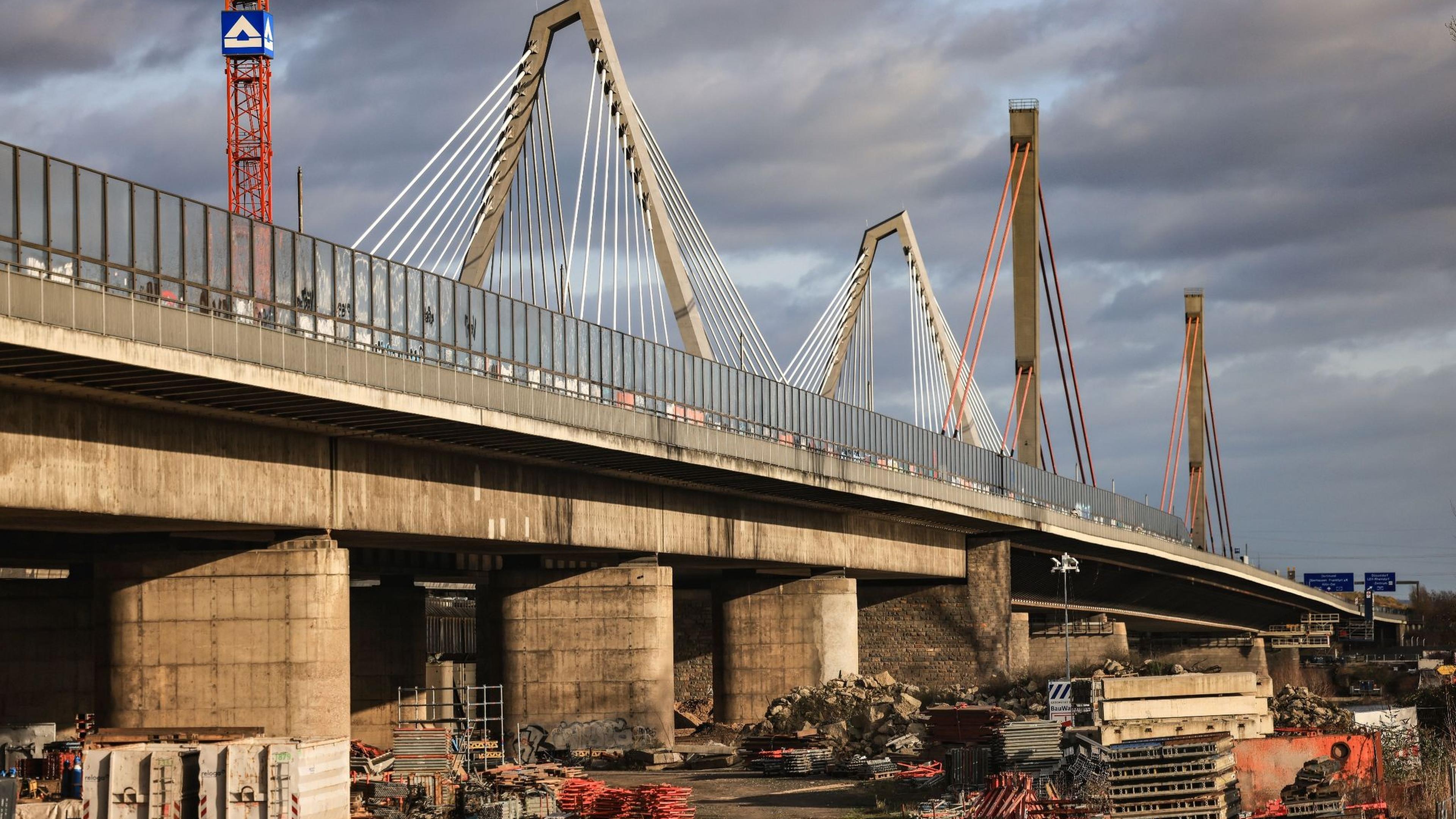 Der Neubau der Leverkusener Autobahnbrücke steht hinter dem alten Bauwerk (vorne). Die Leverkusener Brücke der A1 wird voll gesperrt.