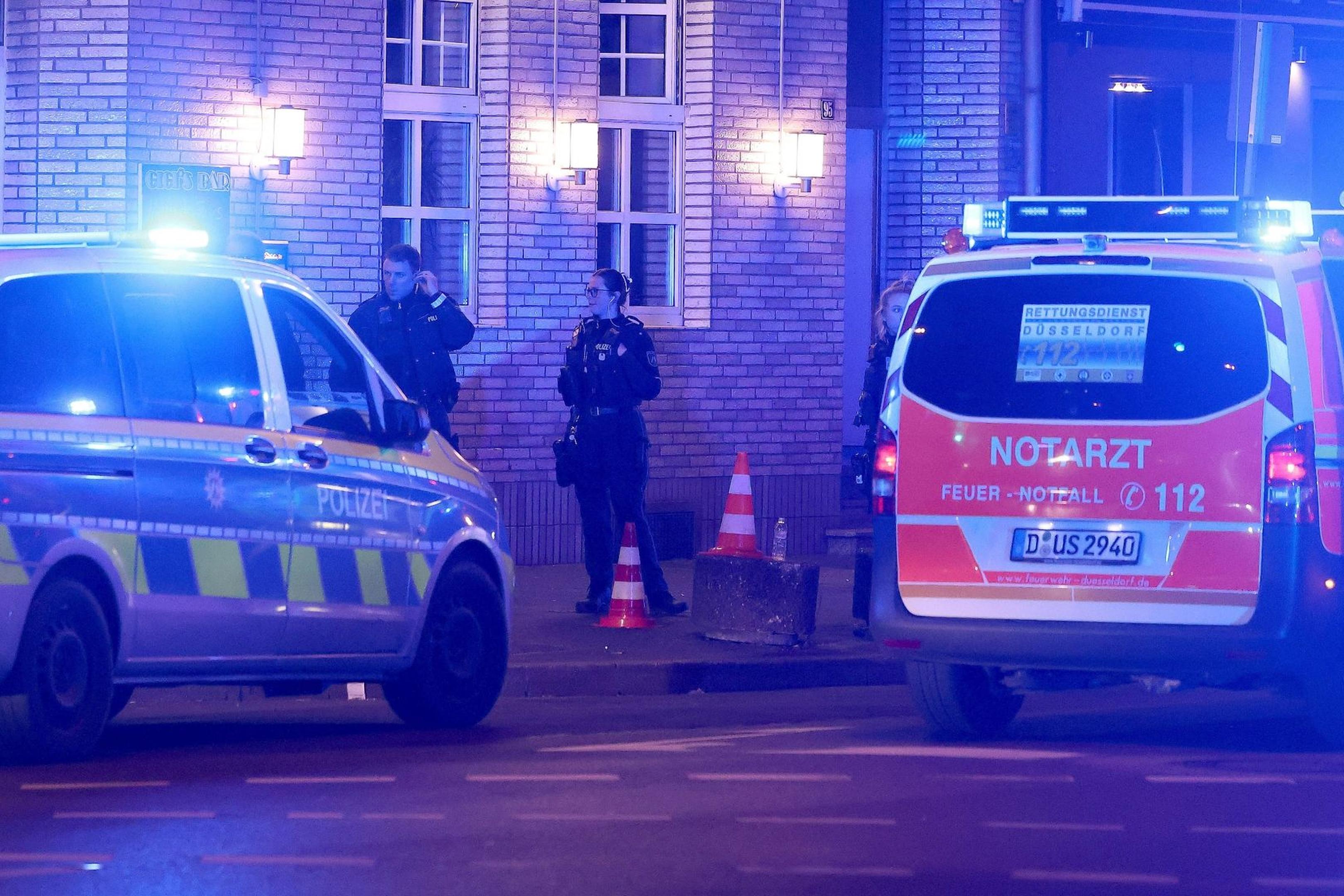 Polizei und Rettungskräfte vor einem Tatort in Düsseldorf Ortsteil Friedrichstadt.