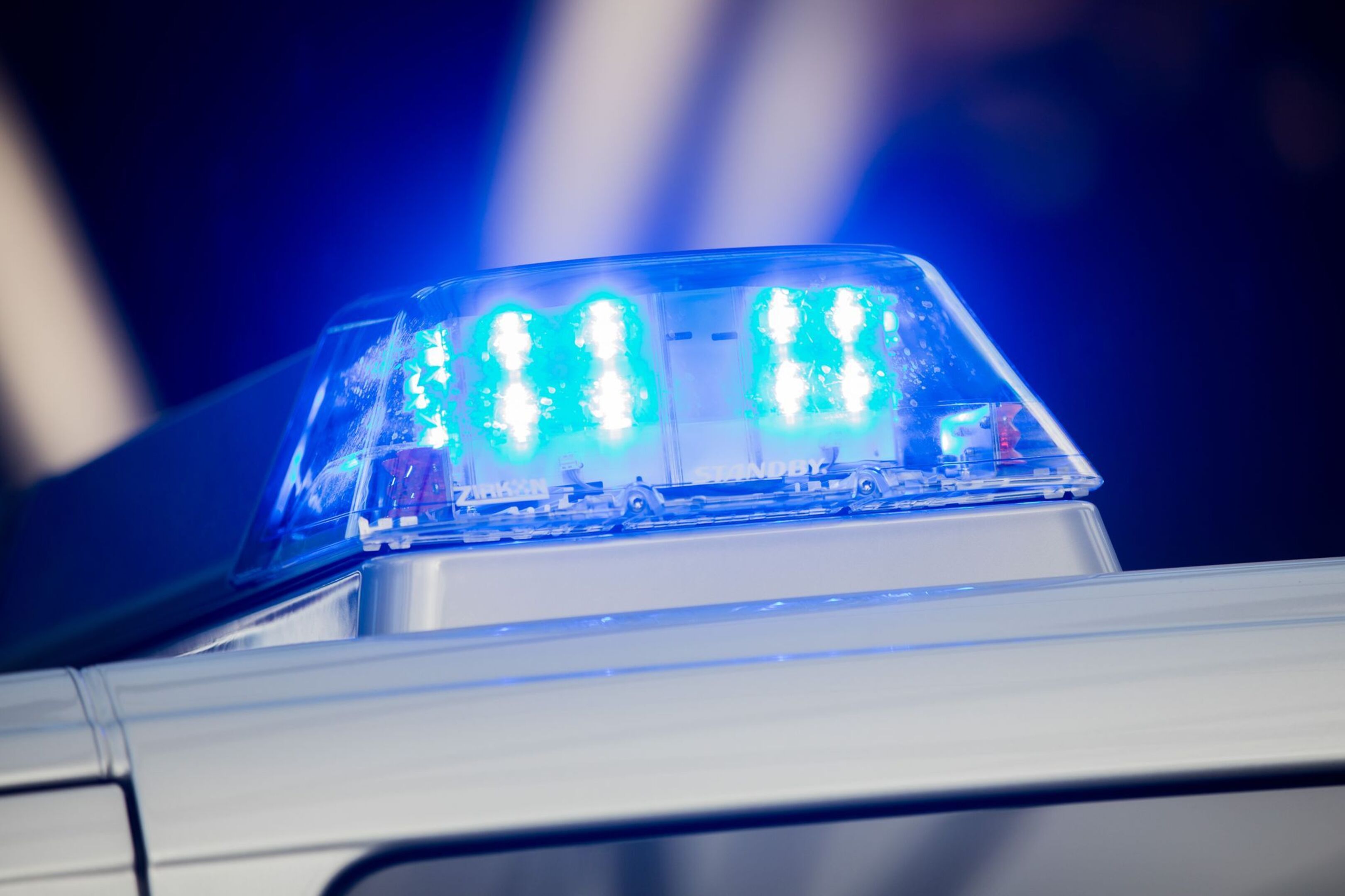 Ein Autofahrer aus Aachen wird bei einer Kollision mit einem Linienbus leicht verletzt. (Symbolbild).