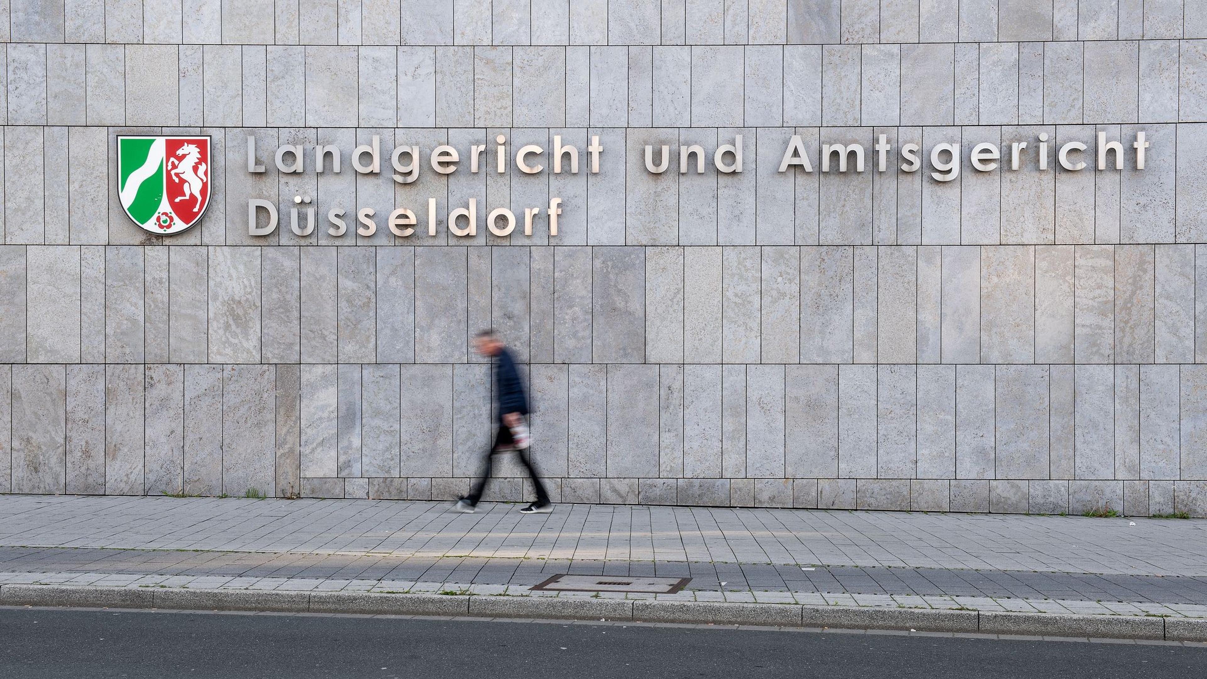Familienvater zum Pflegefall gepr&uuml;gelt - Bande vor Gericht