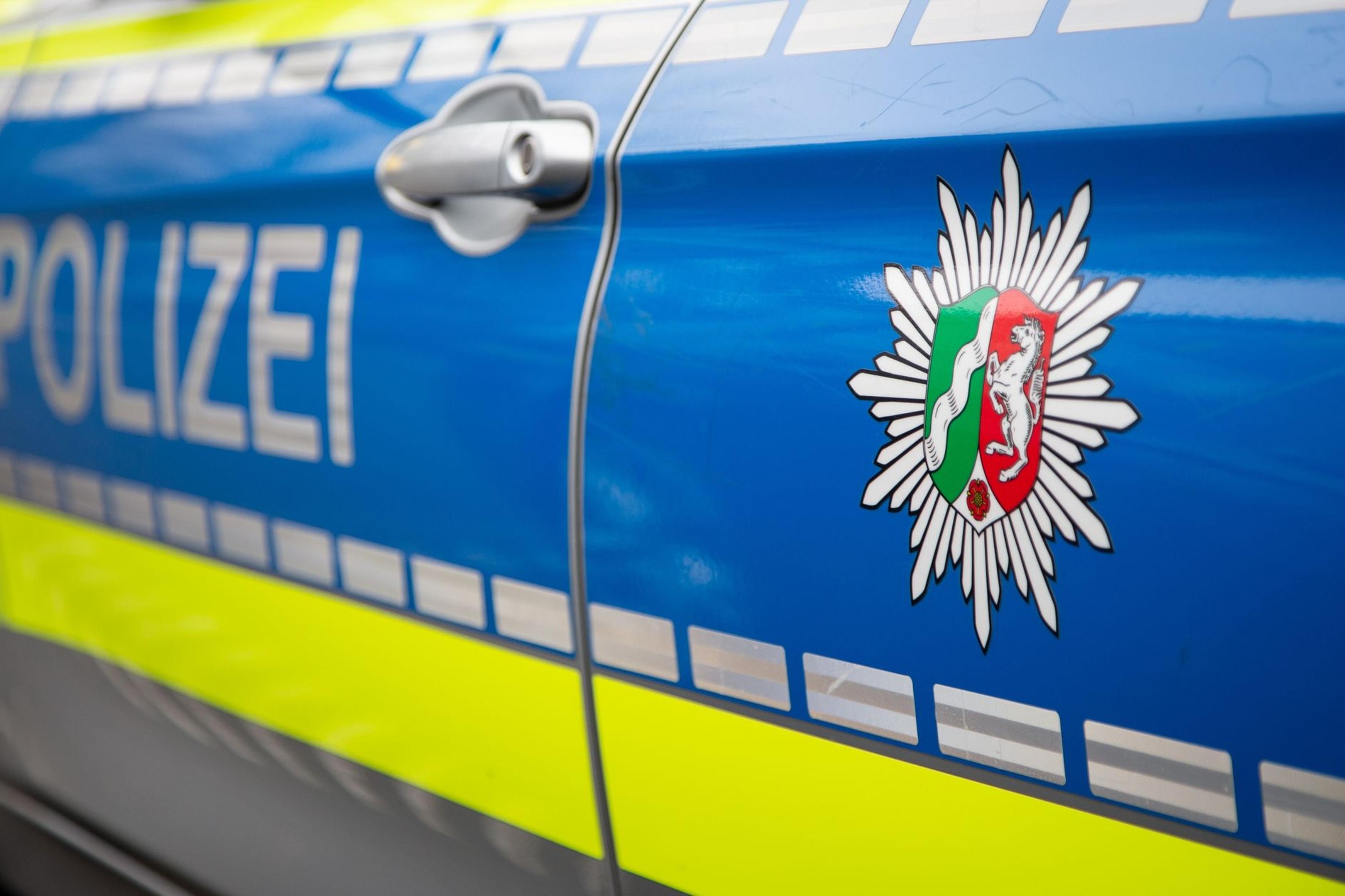 Blick auf ein Emblem der Polizei in NRW an einem Polizeiauto.