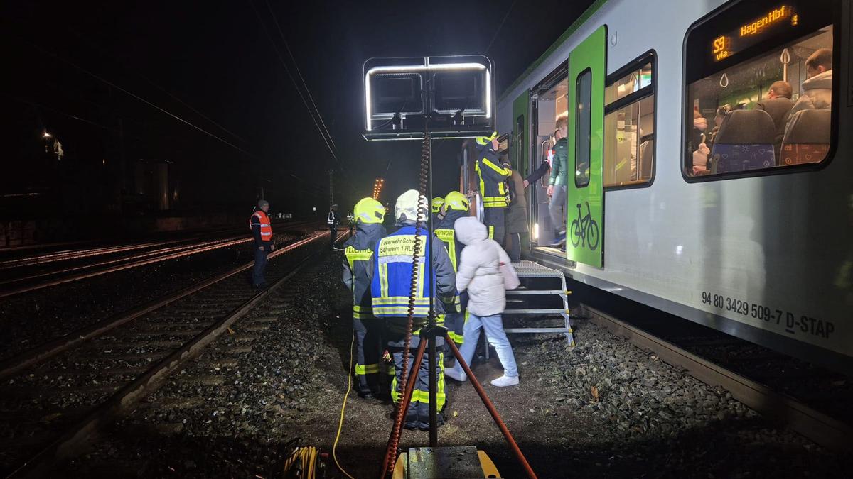 feuerwehr-holt-auf-freier-strecke-ber-100-reisende-aus-zug