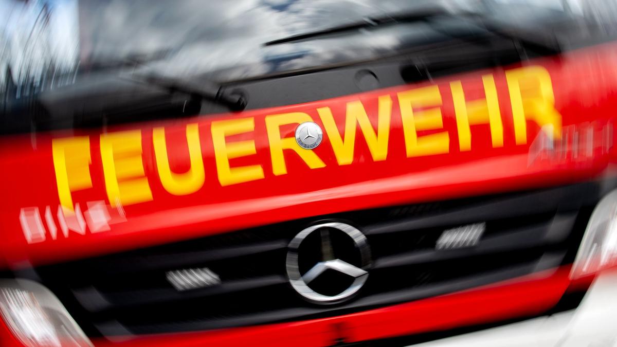 auto-kracht-in-hauswand-zwei-verletzte