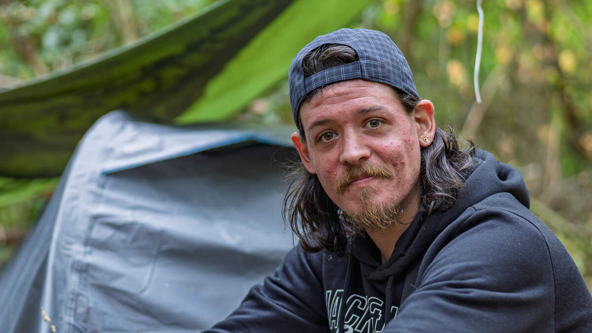 Brian (32) wurde durch Drogen obdachlos und lebt nun im Wald bei Kerkrade: ...