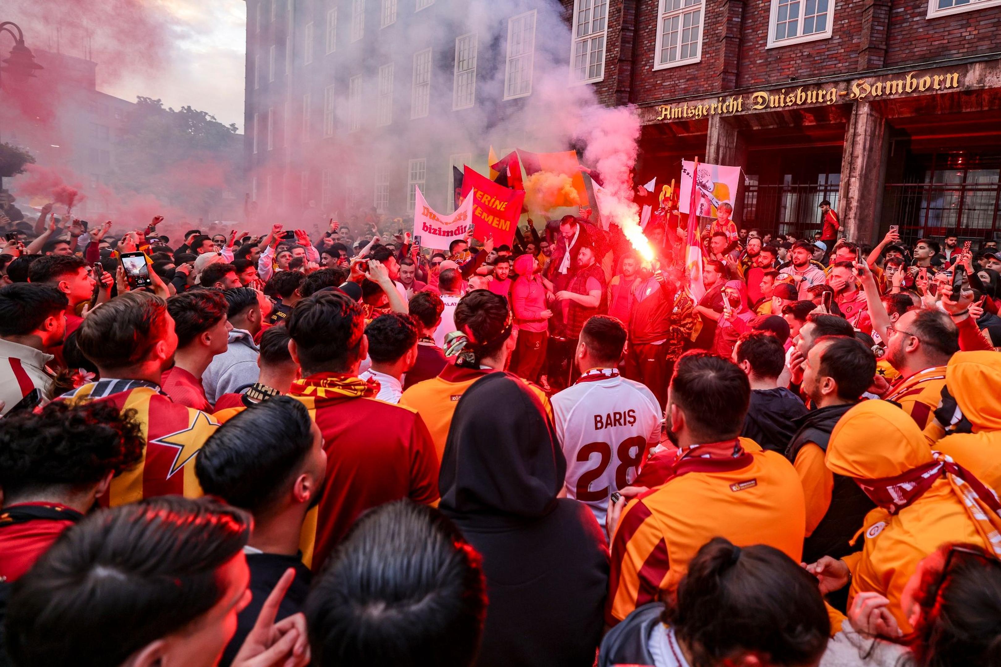 Es waren nicht Tausende Fans wie hier auf dem Platz vor dem Amtsgericht in Duisburg-Hamborn, aber 250 Menschen, die den Meistertitel für Galatasaray Istanbul in Alsdorf feierten.